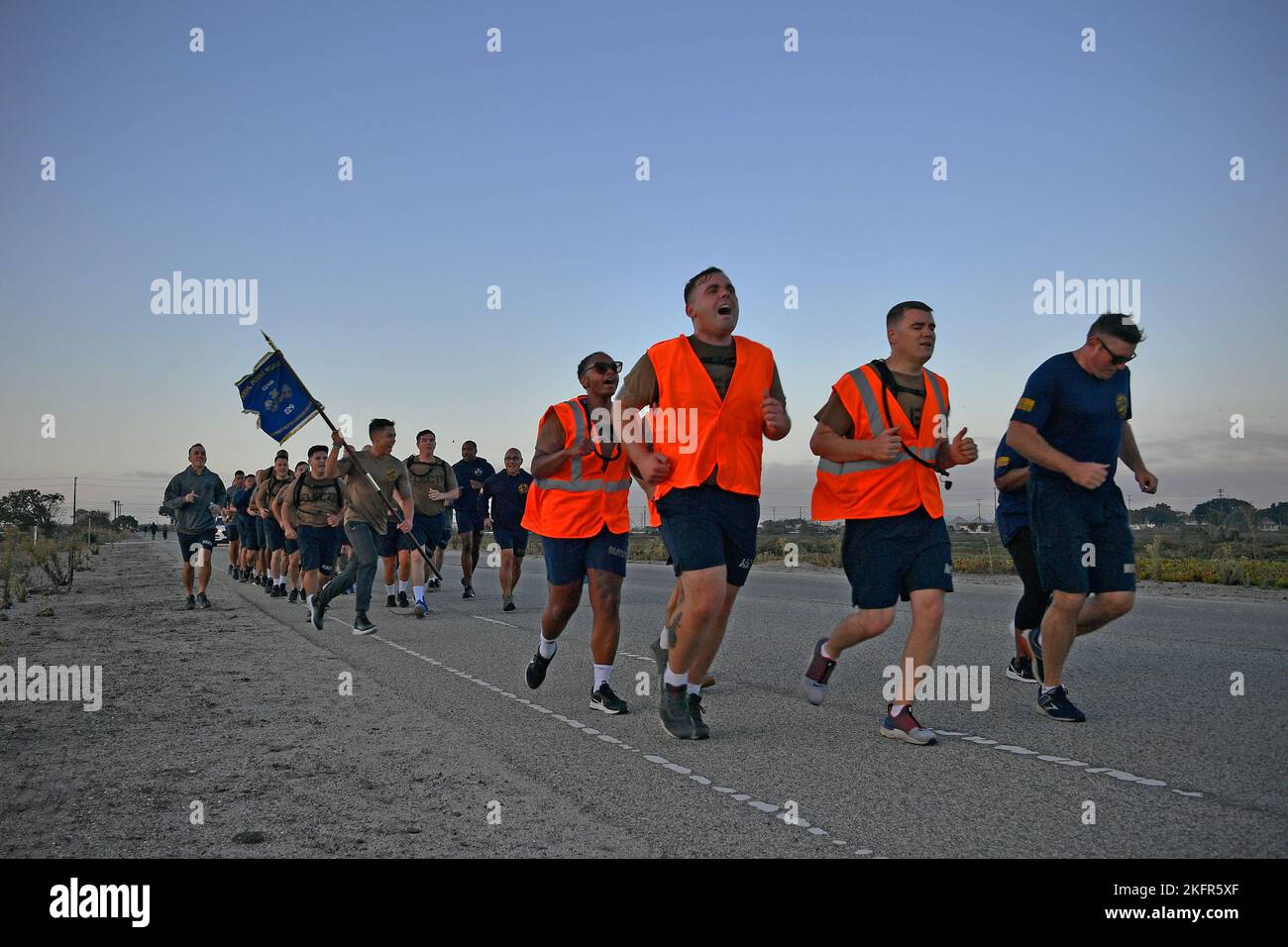 221003-N-AS200-1005 - POINT MUGU, Kalifornien (Okt. 3, 2022) – die dem Marinestützpunkt Ventura County (NBVC) und den Pächterbefehlen zugewiesenen Chief Petty Officers führen am frühen Morgen einen CPO Pride Run mit den 129.-Klassen von Chief Selectees an Bord von Point Mugu durch. NBVC ist eine strategisch gelegene Marineinfanlage, die aus drei Einsatzeinrichtungen besteht: Point Mugu, Port Hueneme und San Nicolas Island. NBVC ist die Heimat der Pacific Seabees, der West Coast E-2D Hawkeyes, 3 Kriegszentren und 80 Mieter. Stockfoto