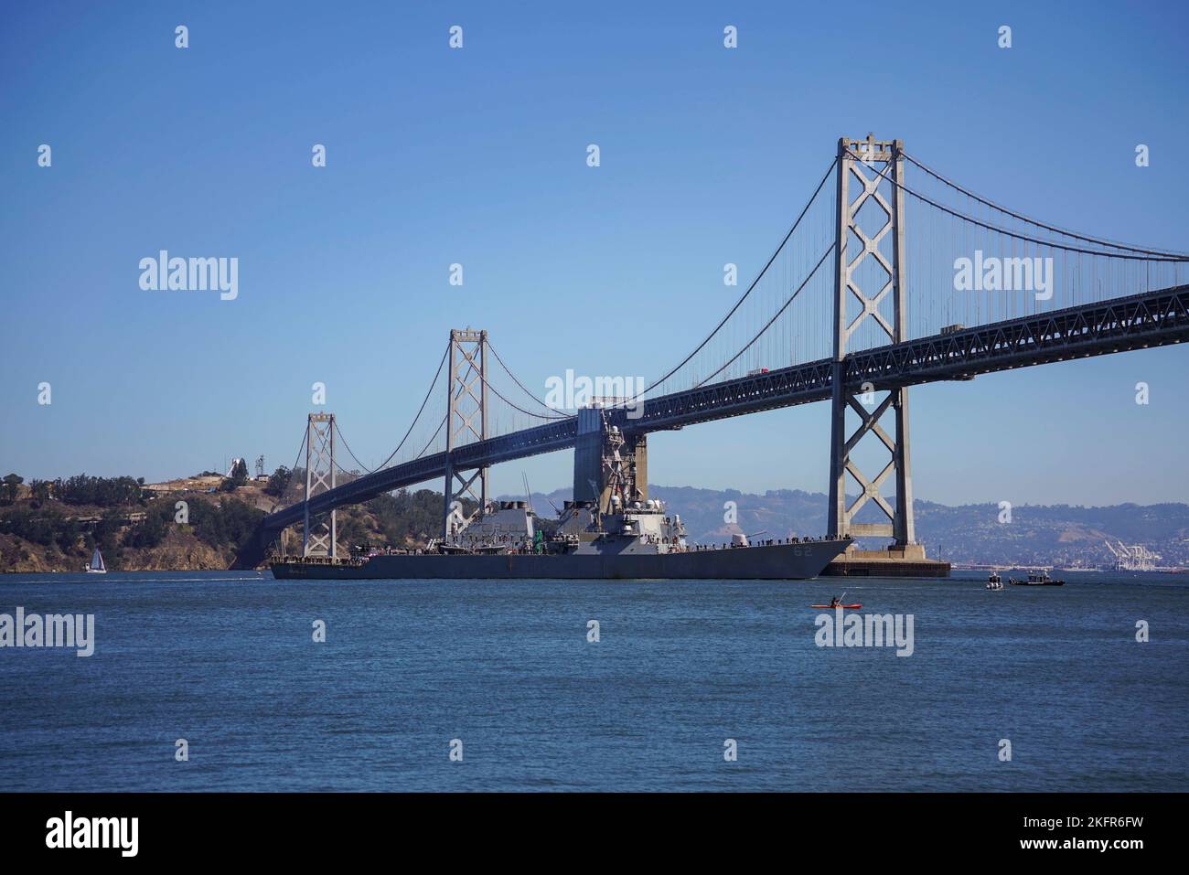 SAN FRANCISCO (Okt 3, 2022) – USS Fitzgerald (DDG 62) der Arleigh Burke-Klasse fährt unter der Oakland Bay Bridge zur Vorbereitung der San Francisco Fleet Week (SFFW 2022), 3. Oktober 2022. Die SFFW ist eine Gelegenheit für die amerikanische Öffentlichkeit, ihre Teams der Marine, des Marine Corps und der Küstenwache zu treffen und Amerikas Seedienste zu erleben. Während der Fleet Week nehmen Servicemitglieder an verschiedenen Community-Service-Veranstaltungen Teil, präsentieren der Gemeinde Fähigkeiten und Ausrüstung und genießen die Gastfreundschaft der Stadt und ihrer Umgebung. Stockfoto