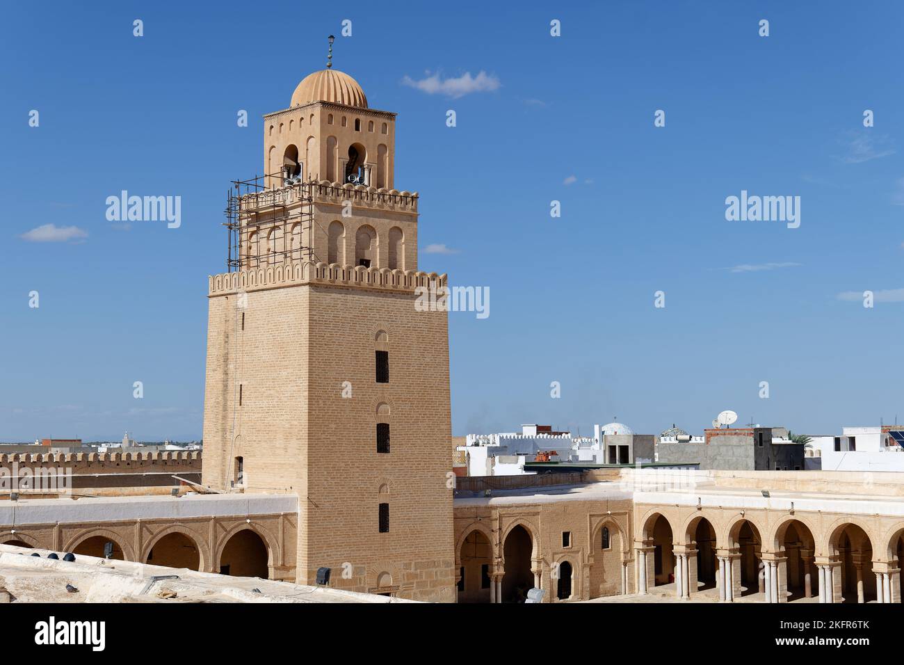 Blick auf die große Moschee von Kairouan. Die große Moschee ist ein architektonisches Meisterwerk, das als Vorbild für mehrere andere Maghreban-Moscheen diente. Stockfoto