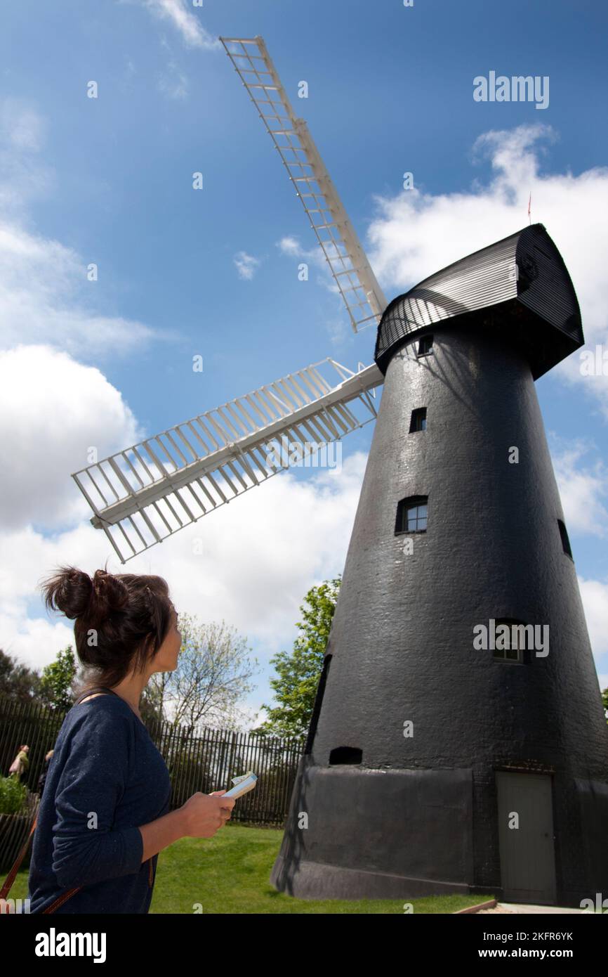 Tourist mit Reiseführer in Brixton Windmühle, London, England Stockfoto