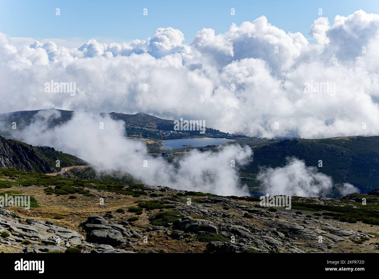 Blick über die Landschaft der Serra da Estrela mit einem See und Häusern. Höchster Berg des kontinentalen Portugals. Reisen um die Welt. Stockfoto