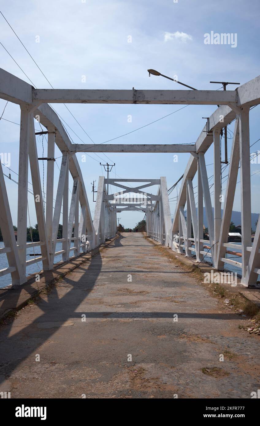 Die Old Entanou Bridge River Überquert Die Innenstadt Von Kampot Kambodscha Stockfoto
