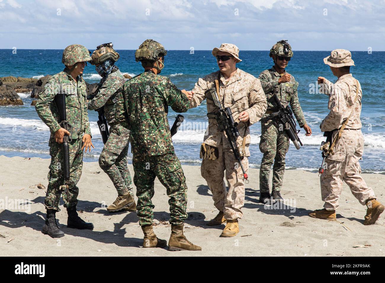 U.S. Marines mit Bataillon Landing Team 2/5, 31. Marine Expeditionary Unit, und Philippine Marines konsolidieren sich nach dem Üben von Manövriertechniken in Claveria, Philippinen, 3. Oktober 2022. Das bilaterale Training wurde im Rahmen der KAMANDAG 6 durchgeführt, um Taktiken, Techniken und Verfahren auszutauschen. KAMANDAG ist eine jährliche bilaterale Übung zwischen den Streitkräften der Philippinen und dem US-Militär, die darauf ausgerichtet ist, Interoperabilität, Fähigkeiten, Vertrauen und Zusammenarbeit zu stärken, die über Jahrzehnte hinweg gemeinsam genutzt wurde. Stockfoto
