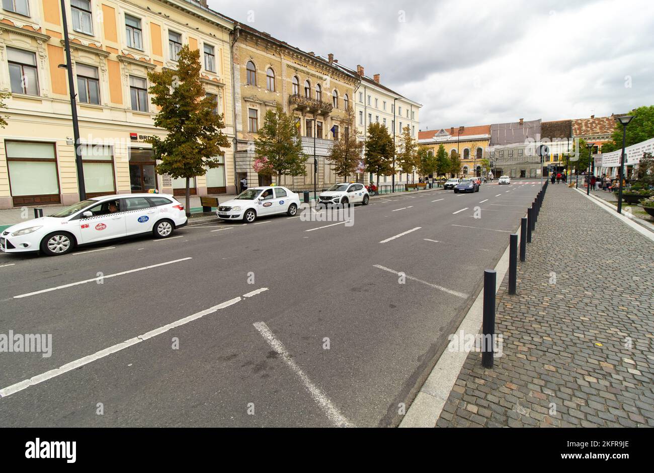 Cluj-Napoca, Rumänien - 17. September 2022: Gebäude mit wunderschöner Architektur am Union Square, im Zentrum von Cluj-Napoca. Stockfoto