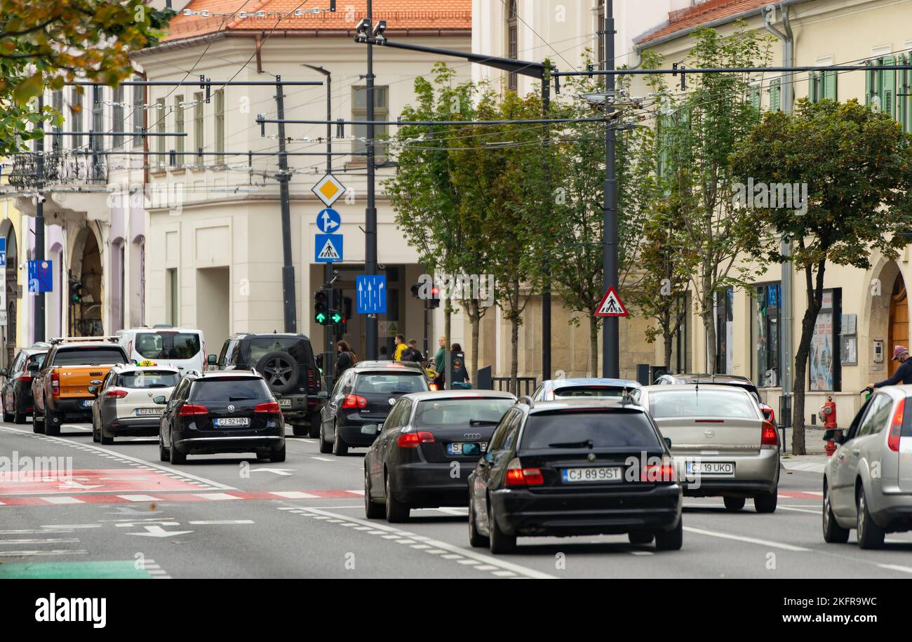 Cluj-Napoca, Rumänien - 17. September 2022: Autos im Verkehr am 21. Dezember Boulevard. Dieses Bild ist nur für redaktionelle Zwecke gedacht. Stockfoto