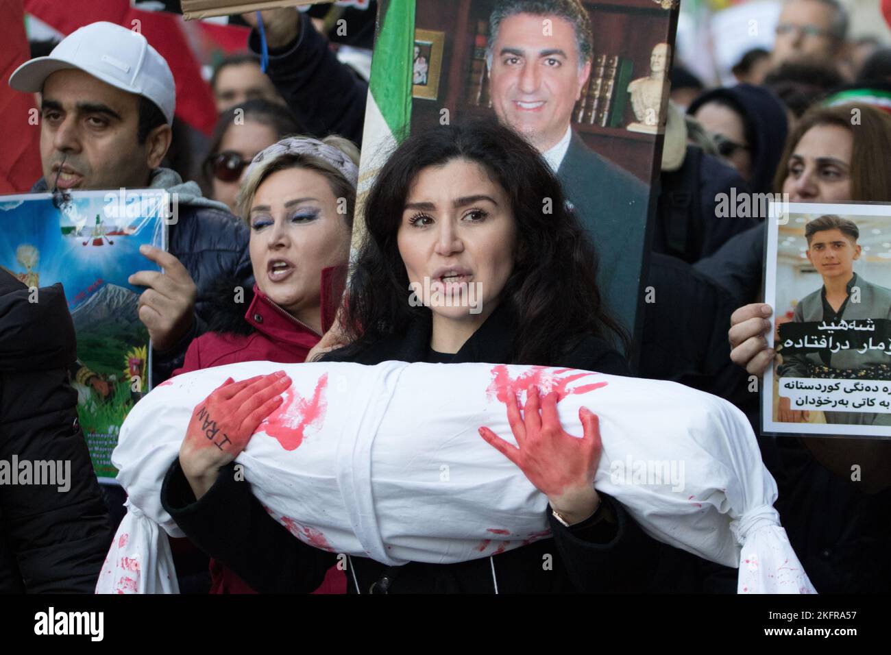 Westminster, London, Großbritannien. 19.. November 2022. Die Iraner protestieren in London nach dem Tod des 22-jährigen Mahsa Amini im Iran, der verhaftet wurde, nachdem sie angeblich gegen die strengen Moralgesetze des Landes verstoßen hatte. Diese Proteste forderten die Regierungen der Welt auf, härtere Sanktionen gegen das Regime im Iran zu verhängen, das von dem Obersten Führer Ayatollah Ali Chamenei angeführt wird. Die Protestteilnehmer unterstützen diejenigen in Iran, die den Sturz der Ayatollah und die brutalen Moralbehörden in der Islamischen Republik Iran fordern. Stockfoto