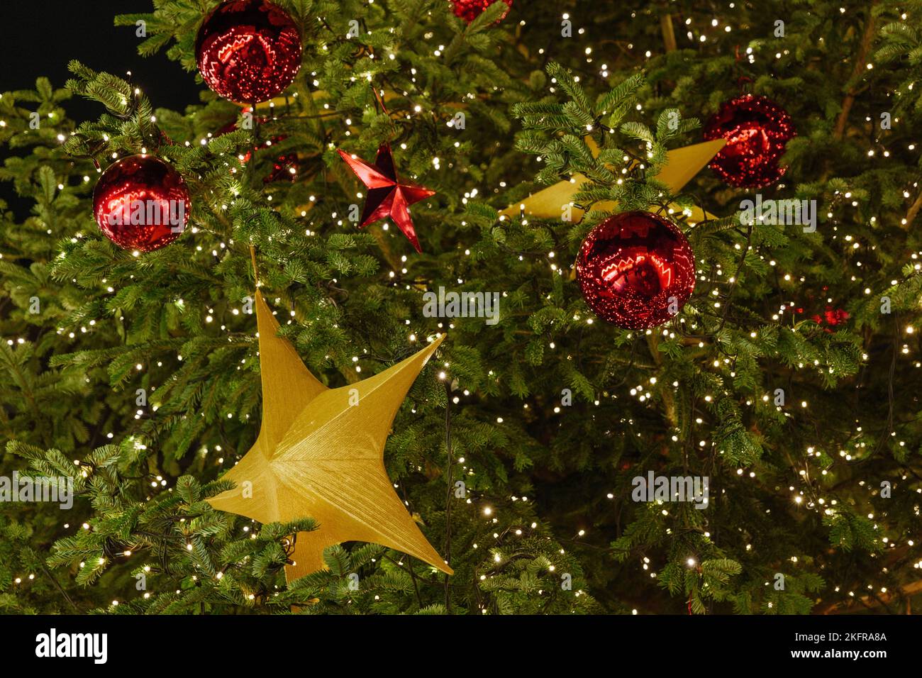 Selektive Fokusansicht des goldenen Dekorationssterns auf dem Weihnachtsmarkt am Weihnachtsbaum, weihnachtsmarkt. Stockfoto