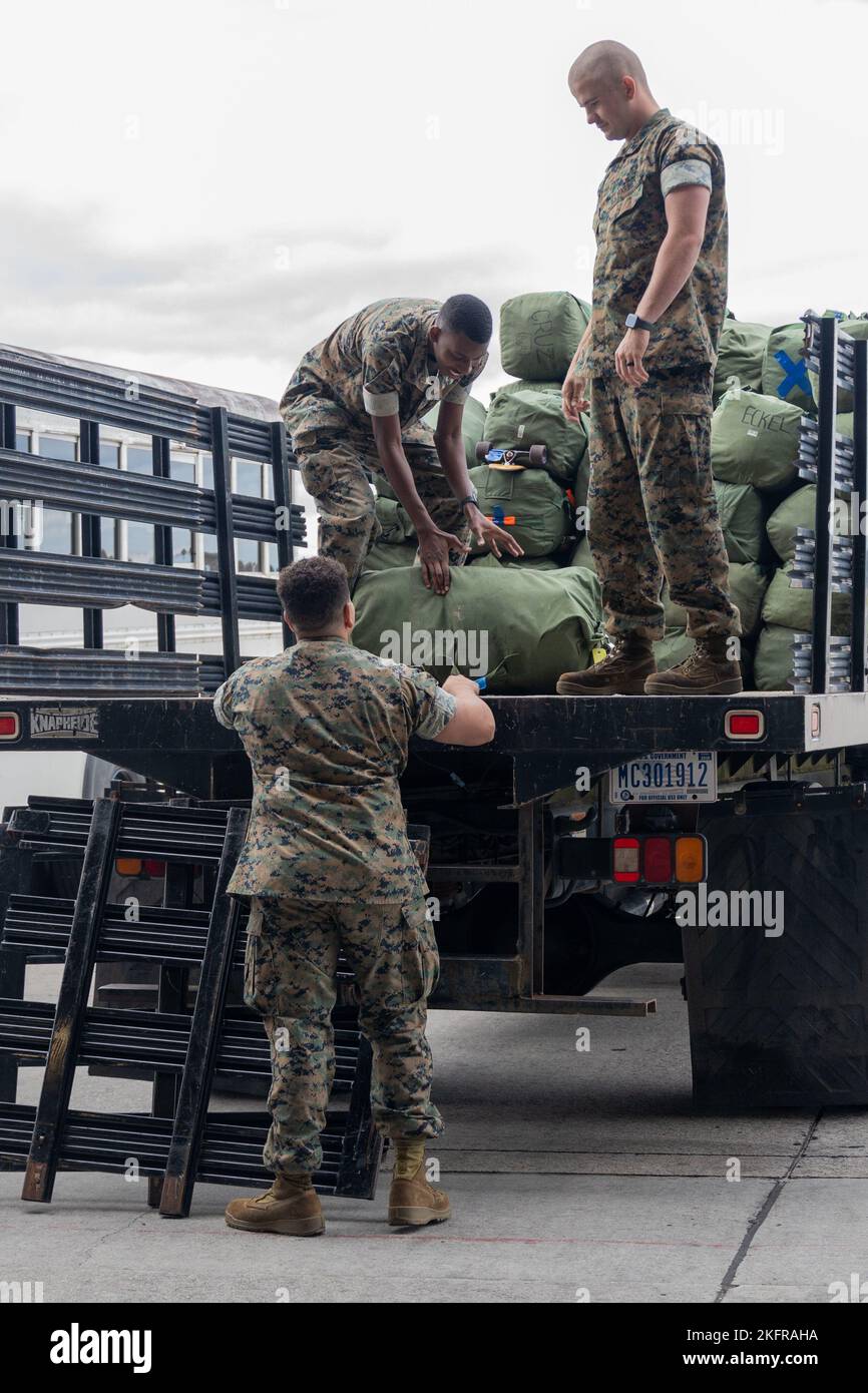 U.S. Marines with Marine Fighter Attack Squadron (VMFA) 312, Marine Corps Air Station (MCAS) Beaufort, bereiten sich auf einen Einsatz bei MCAS Beaufort, South Carolina, 4. Oktober 2022 vor. VMFA-312 wurde zur Unterstützung des Unit Deployment Program gestartet, das eine Vorwärtspräsenz bietet und Kommandanten auf der ganzen Welt unterstützt. Stockfoto