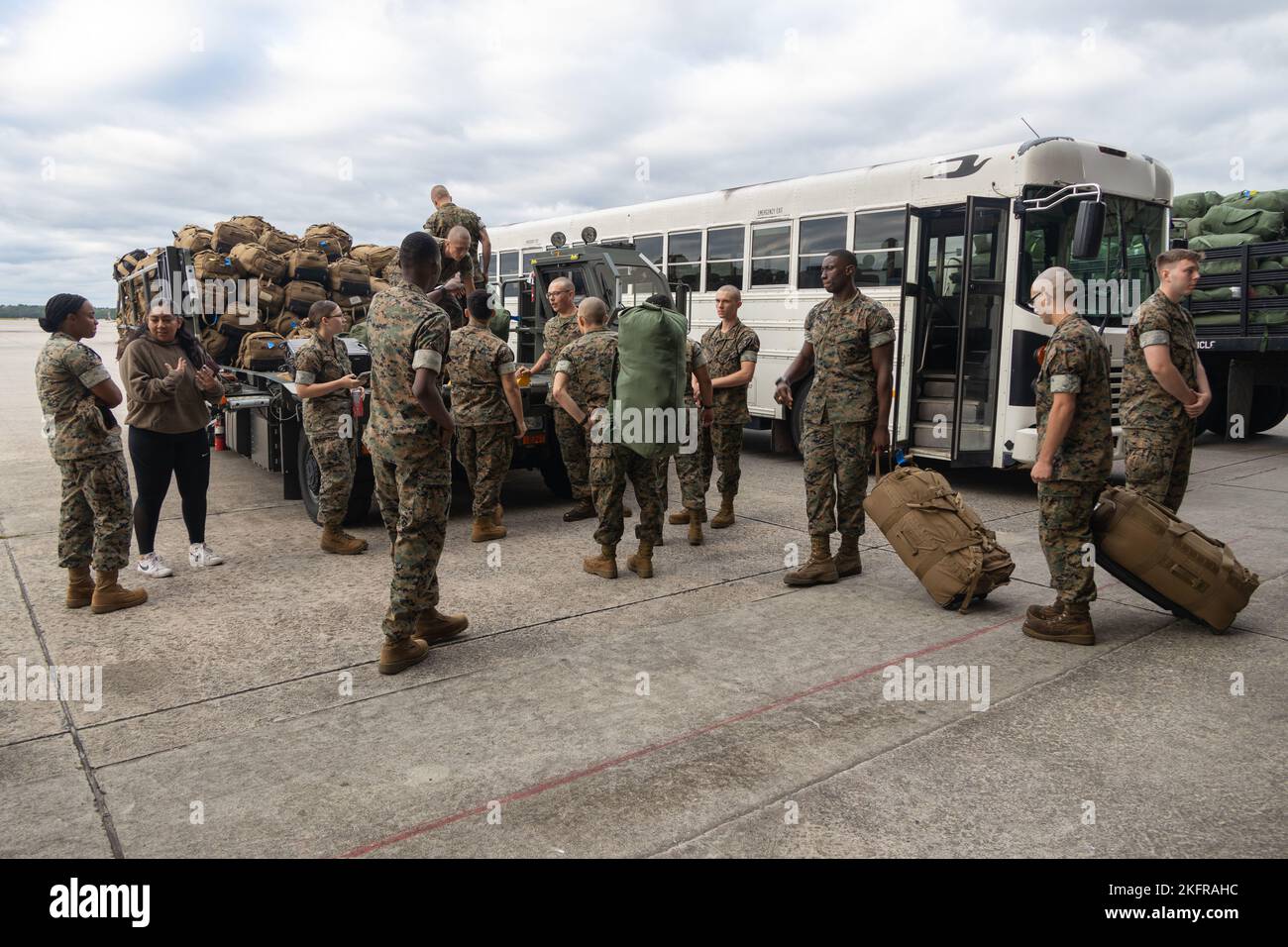 U.S. Marines with Marine Fighter Attack Squadron (VMFA) 312, Marine Corps Air Station (MCAS) Beaufort, bereiten sich auf einen Einsatz bei MCAS Beaufort, South Carolina, 4. Oktober 2022 vor. VMFA-312 wurde zur Unterstützung des Unit Deployment Program gestartet, das eine Vorwärtspräsenz bietet und Kommandanten auf der ganzen Welt unterstützt. Stockfoto