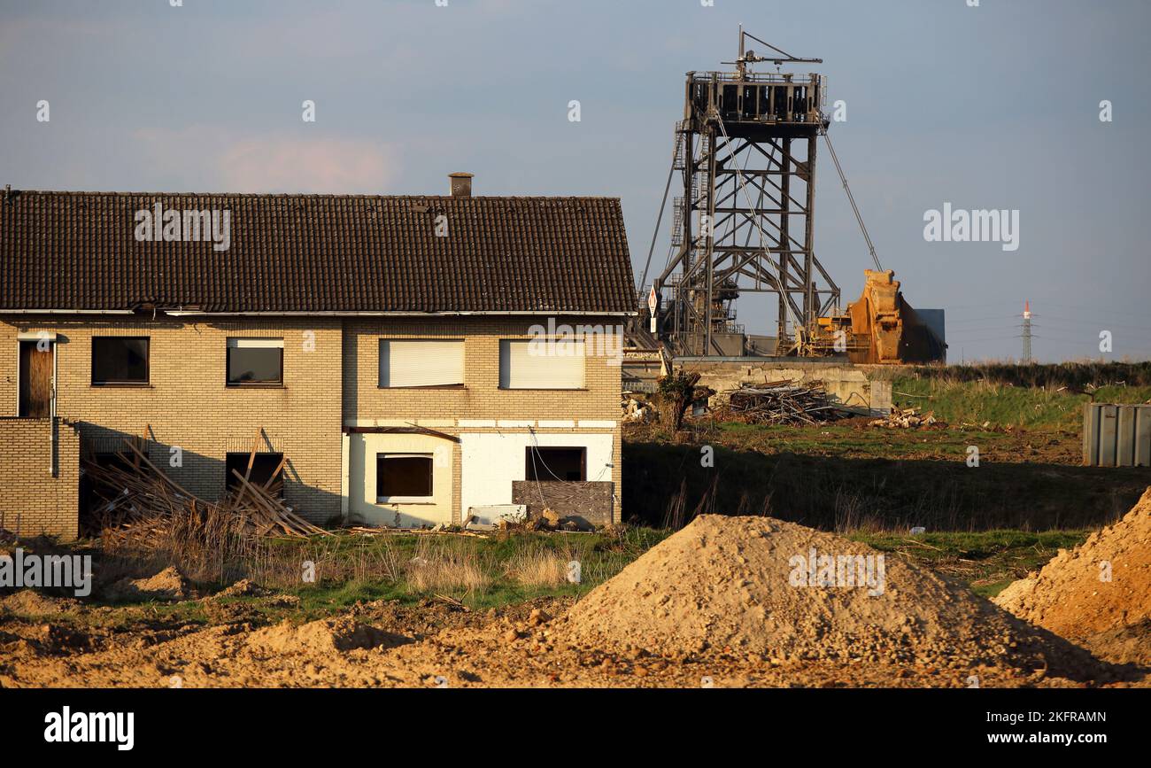 Große Schaufelbagger in einem Braunkohle-Bergwerk nach Sonnenuntergang, Deutschland Stockfoto