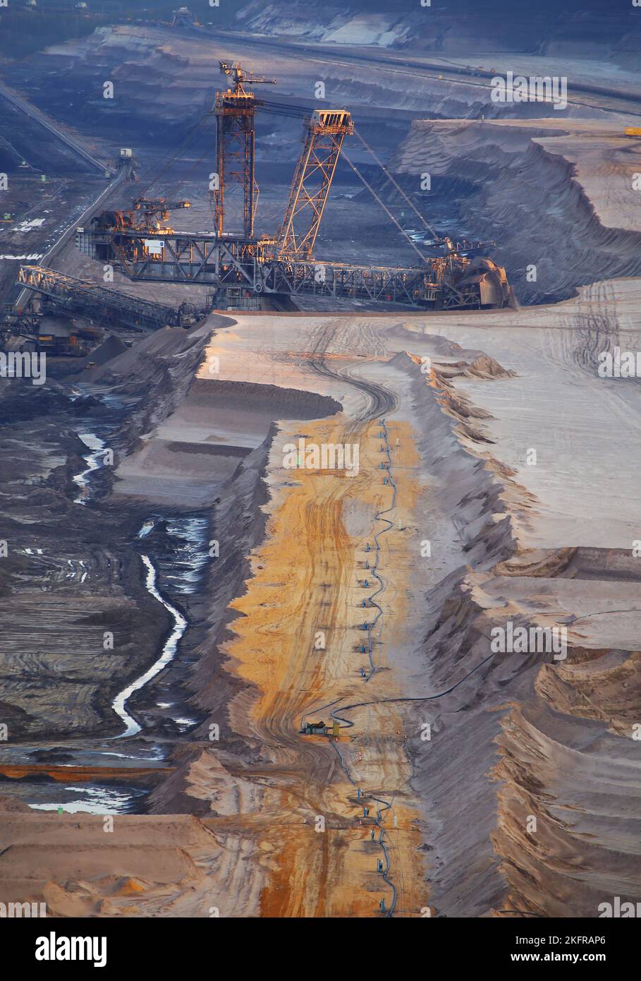 Große Schaufelbagger in einem Braunkohle-Bergwerk nach Sonnenuntergang, Deutschland Stockfoto