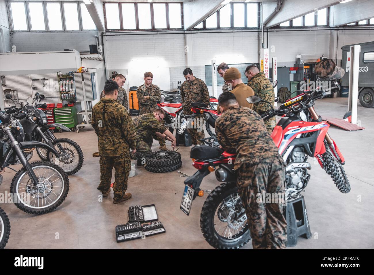 Mats Lindholm, Chief Petty Officer der finnischen Armee, ein dirt bike Instructor, demonstriert, wie man die Struktur eines dirt bike zerlegt und versteht, um Marines vorzubereiten, die Dirt Bikes während des Trainings bedienen, bei eisigen Winden 22, bei der Nyland Brigade, Finnland, 3. Oktober 2022. Task Force Red Cloud, mit Hauptsitz von Elements of Combat Logistics Battalion 6, Combat Logistics Regiment 2, 2. Marine Logistics Group, machen sich mit Dirt Bikes vertraut, um die Übungen SYD 2022 und Freezing Winds 2022 zu unterstützen, indem sie die Mobilität der USA und Finnlands sowie die Manövrierfähigkeit verbessert, um den gesamten Finl zu durchqueren Stockfoto