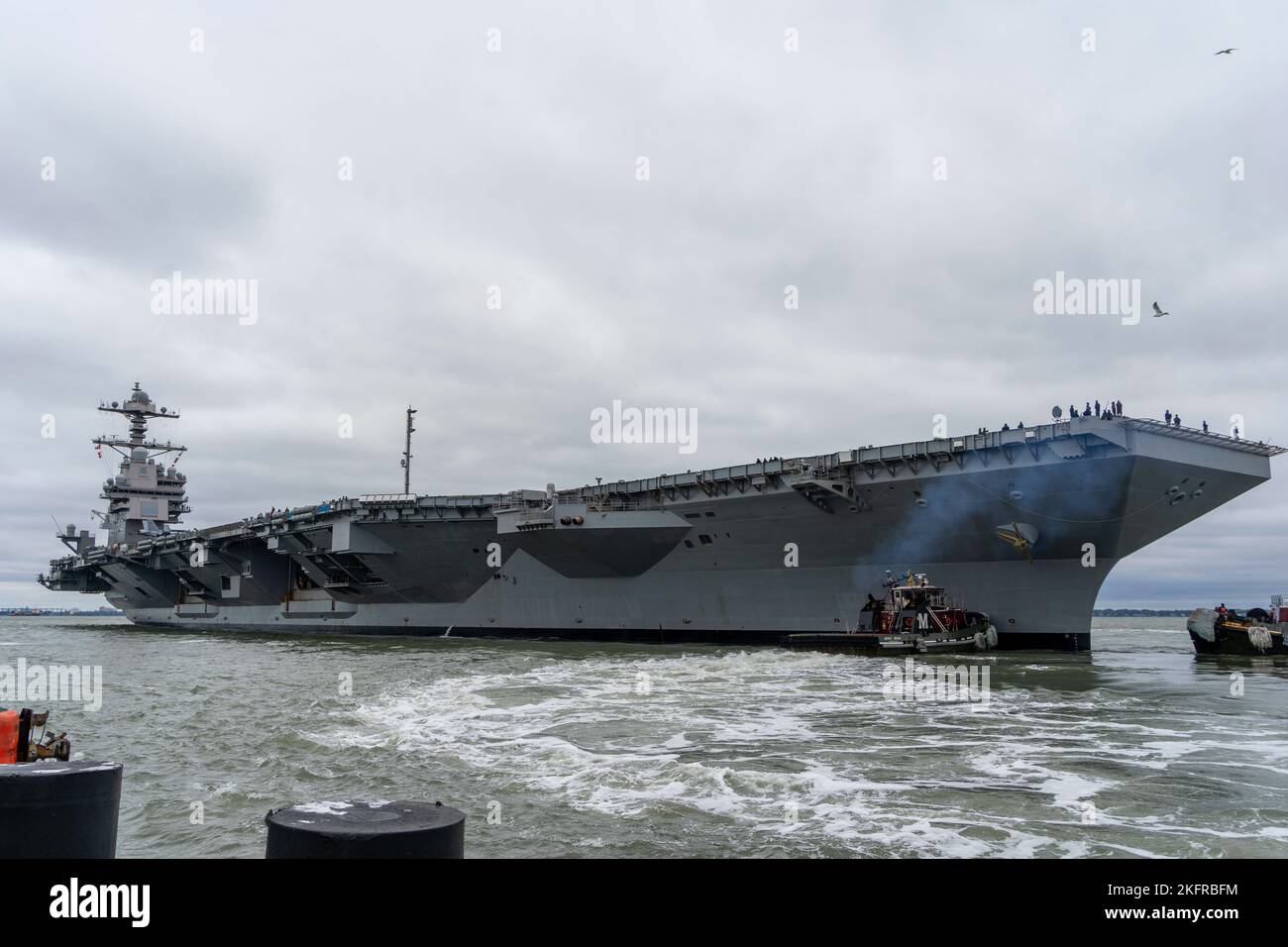 221004-N-KK394-1080 NORFOLK, VA. (Okt 4, 2022) der Flugzeugträger der Gerald R. Ford-Klasse USS Gerald R. Ford (CVN 78) verlässt die Naval Station Norfolk am 4. Oktober. Die Gerald R. Ford Carrier Strike Group (GRFCSG) wird im Atlantischen Ozean eingesetzt und führt zusammen mit NATO-Alliierten und Partnern Trainings und Operationen durch, um die Integration für zukünftige Einsätze zu verbessern und das Engagement der US-Marine für eine friedliche, stabile und konfliktfreie atlantische Region zu demonstrieren. Stockfoto