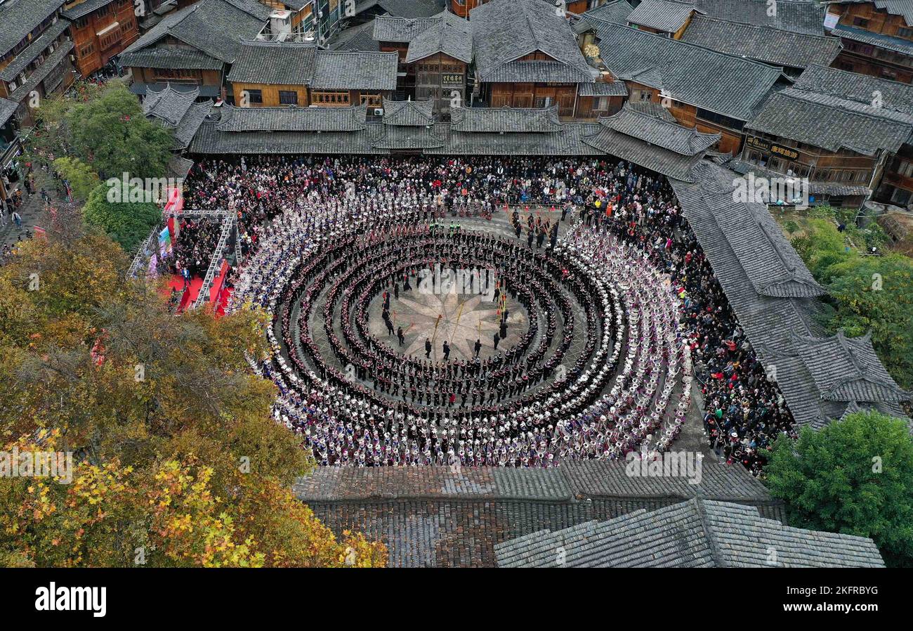 QIANDONGNAN, CHINA - 19. NOVEMBER 2022 - Menschen der ethnischen Gruppe Miao in ihren festlichen Kostümen führen den traditionellen Lusheng-Tanz in Qiandongna auf Stockfoto