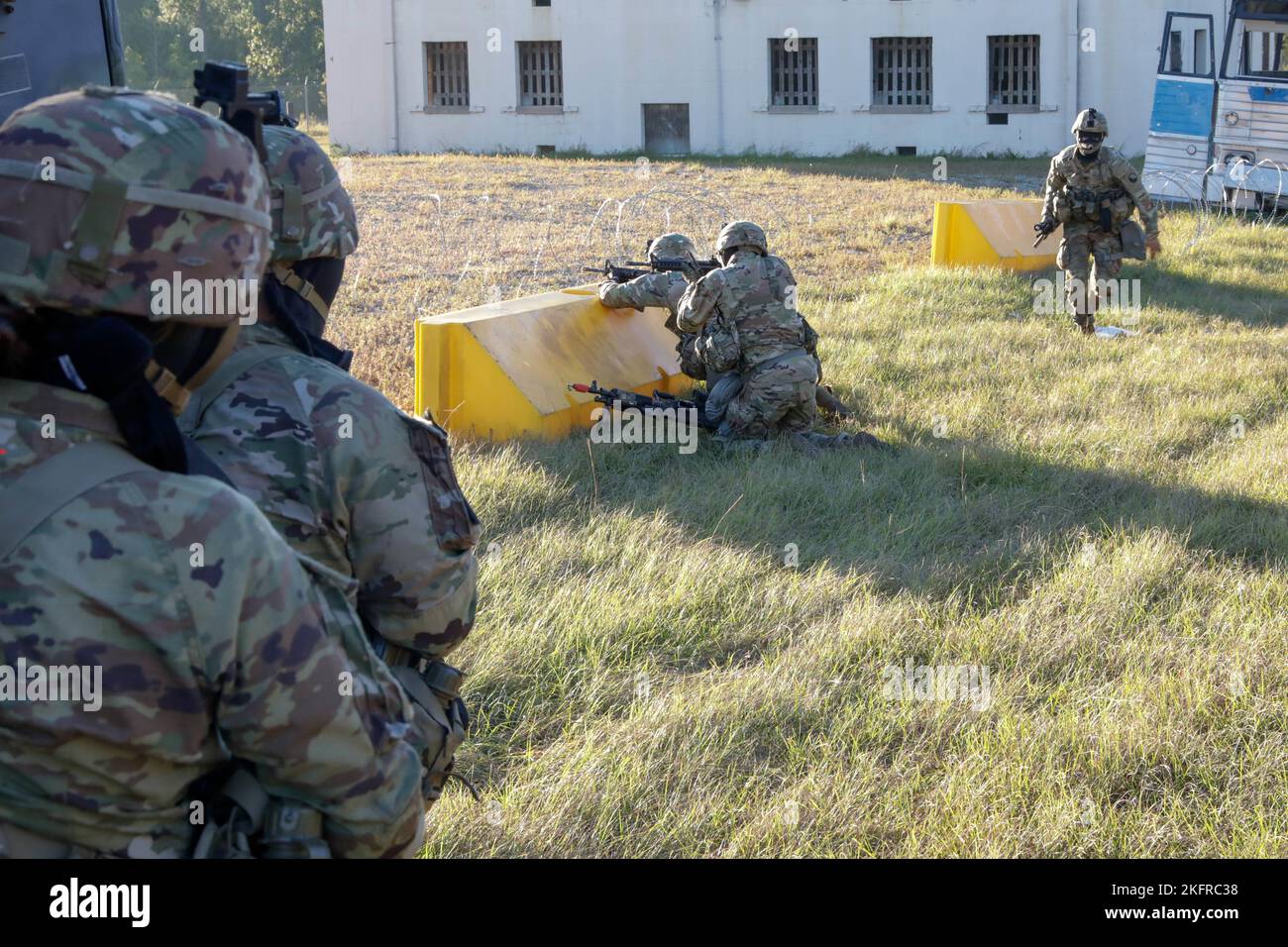 Soldiers of Squad 7, die das US Army Cyber Command vertreten, schießen, bewegen und kommunizieren während des allerersten Best Squad Competition der Armee auf Fort Bragg, North Carolina, 4. Oktober 202 2. Die „Truppe“ erstreckt sich über eine traditionelle Infanterie-Truppe bis hin zu einer kleinen Gruppe von Soldaten; diese Teams sind in der gesamten Armee zu finden. Stockfoto