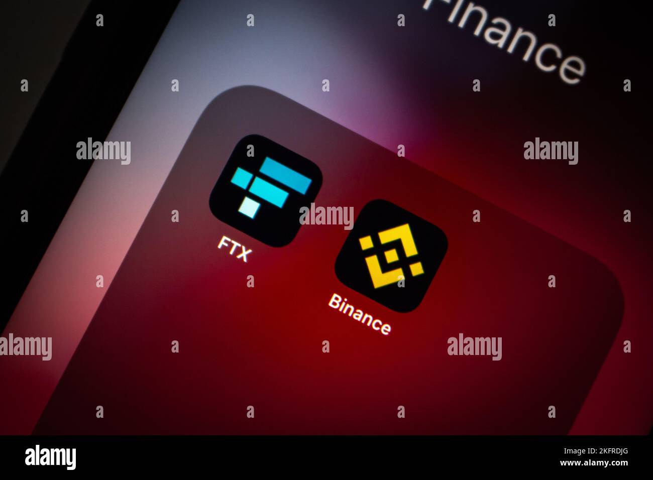 Vancouver, KANADA - Nov 19 2022 : Symbole von FTX und Binance sind auf einem iPhone-Bildschirm zu sehen. Kryptowährung Spot Exchanges und Plattformkonzept Stockfoto