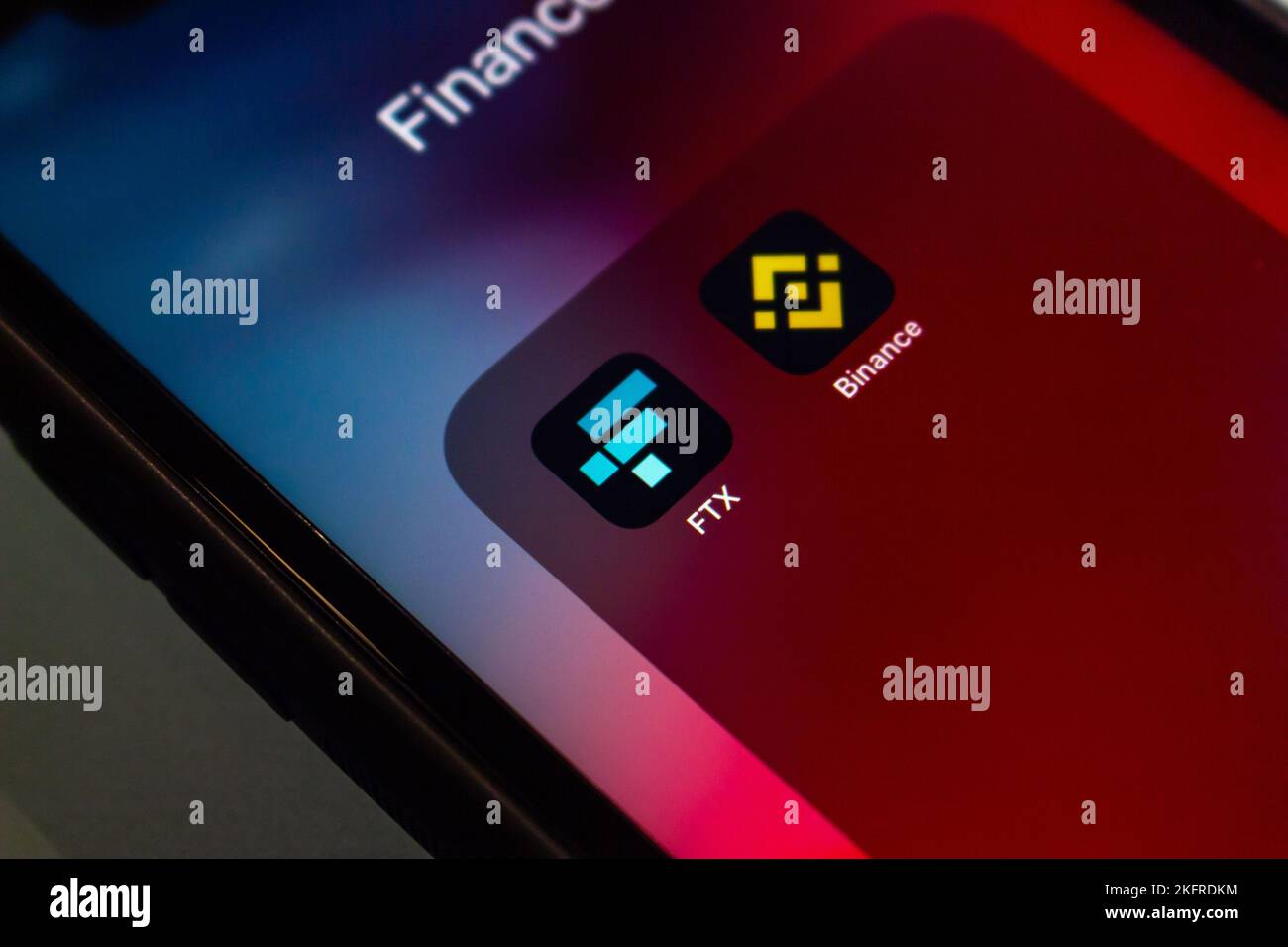Vancouver, KANADA - Nov 19 2022 : Symbole von FTX und Binance sind auf einem iPhone-Bildschirm zu sehen. Kryptowährung Spot Exchanges und Plattformkonzept Stockfoto