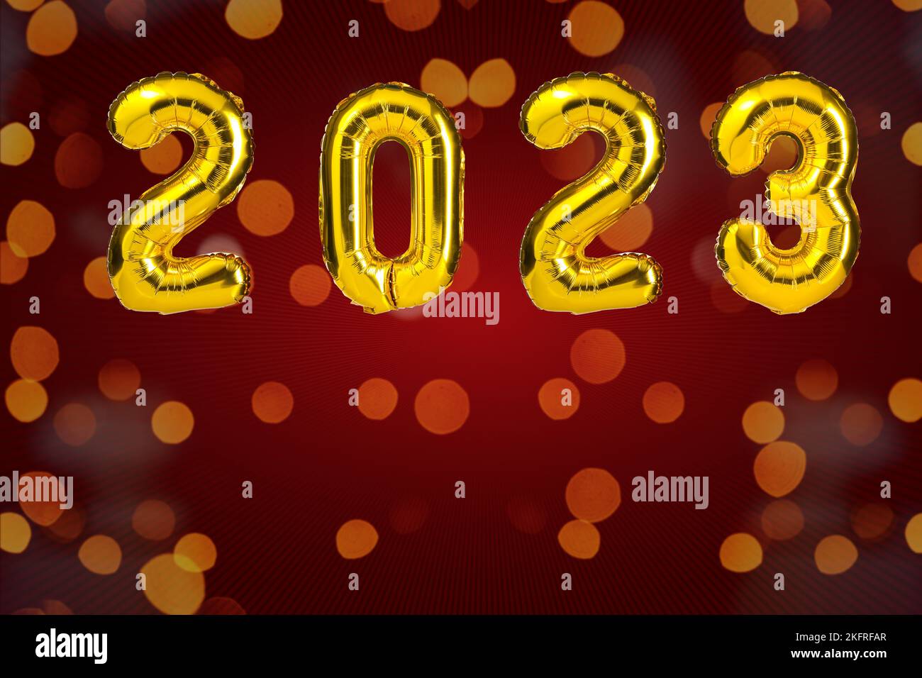 Neujahrsfeier 2023. Goldene gelbe Folienfarbe Ballons. 2023 Ballons. Auf rotem Hintergrund Stockfoto