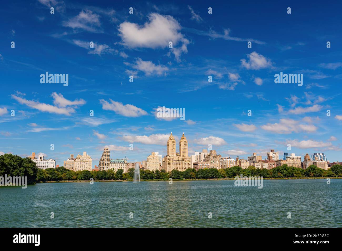 Sonniger Blick auf die wunderschöne Landschaft im Central Park in New York City Stockfoto