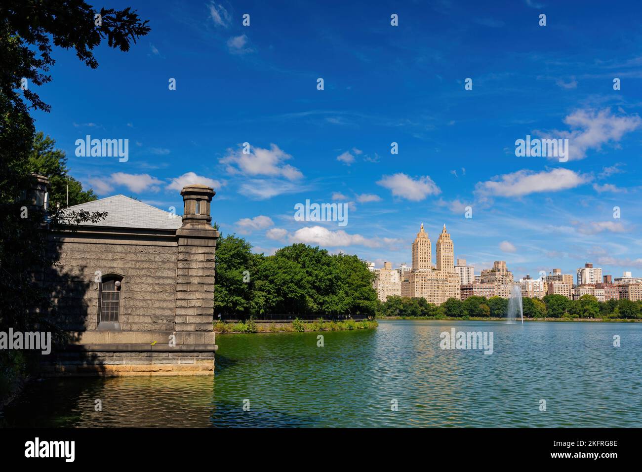 Sonniger Blick auf die wunderschöne Landschaft im Central Park in New York City Stockfoto