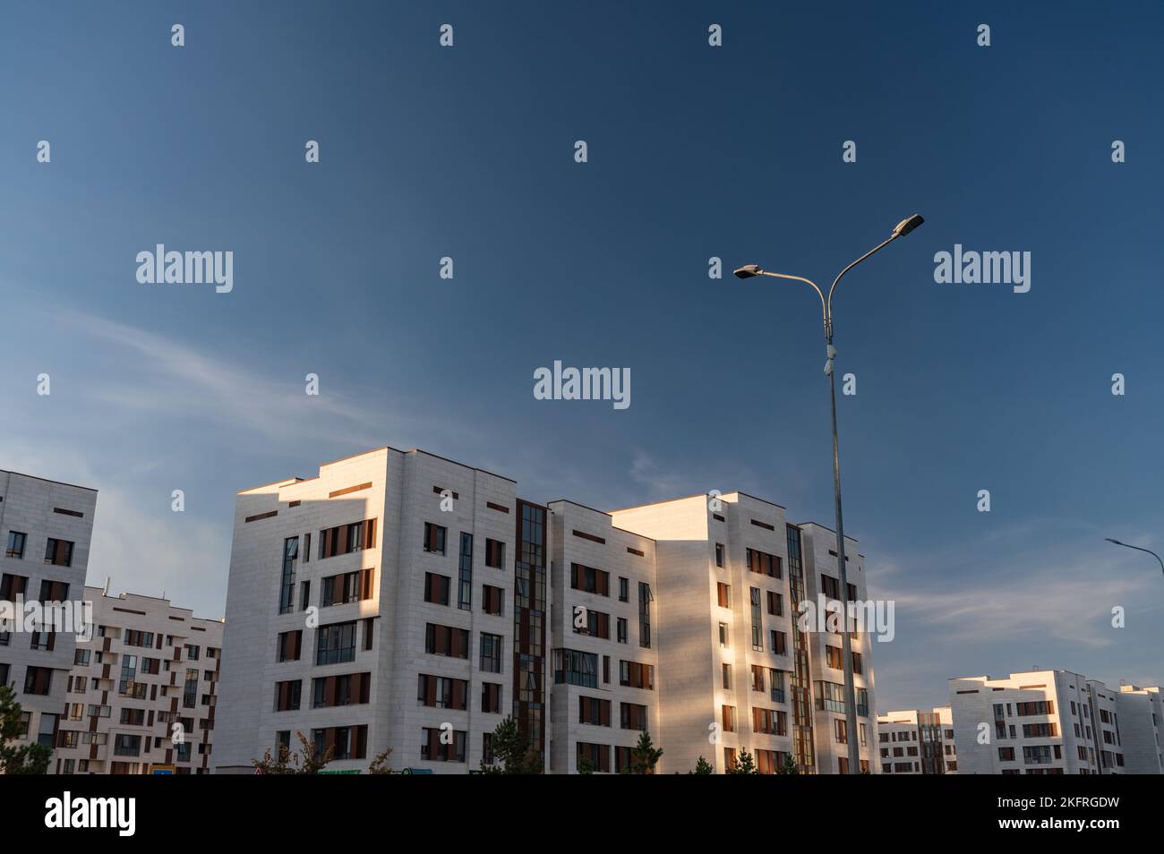 Stadtbild eines Wohngebietes mit modernen Wohnhäusern Stockfoto
