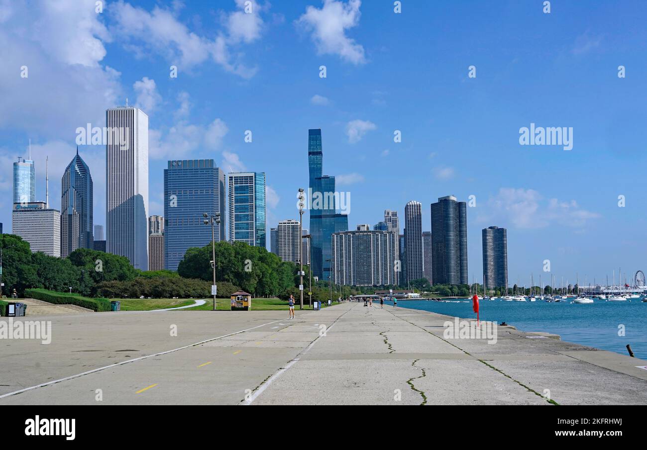 Chicago Lakefront Trail mit Downtown Skyline und Navy Pier in der Ferne Stockfoto