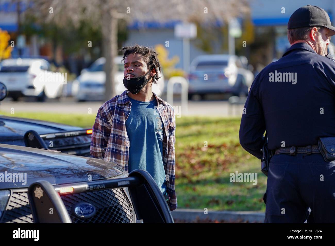 Berkeley, Usa. 19.. November 2022. Der Verdächtige wurde von der Polizei verhaftet. Ein Verdächtiger einer Verkehrsverletzung wurde von sieben Polizeifahrzeugen überfahren und von der Polizeibehörde von Berkeley verhaftet. Kredit: SOPA Images Limited/Alamy Live Nachrichten Stockfoto