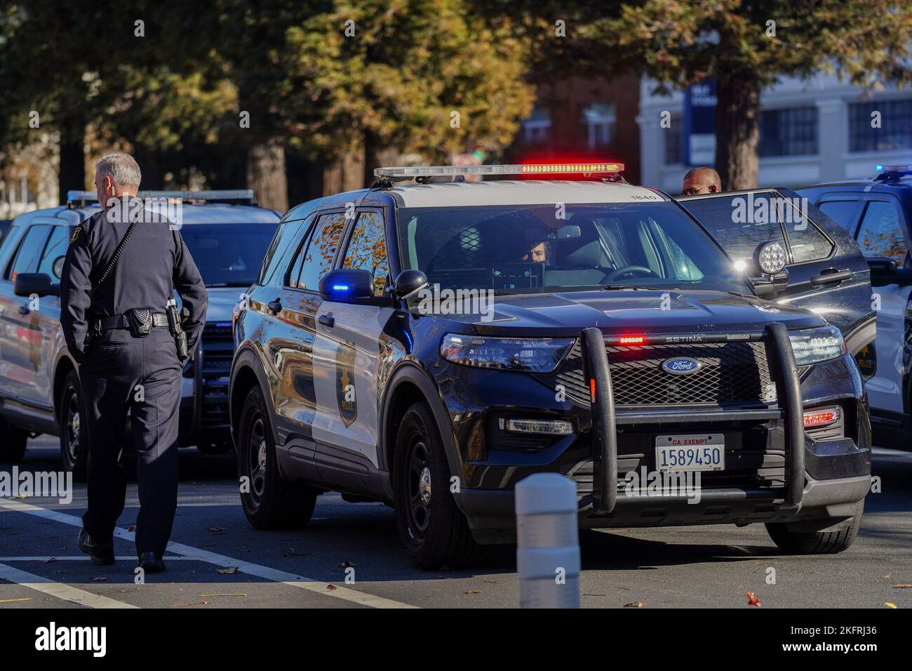 Berkeley, Usa. 19.. November 2022. Polizist arbeitete an dem Fall und Polizeifahrzeuge parkten auf der Straße. Ein Verdächtiger einer Verkehrsverletzung wurde von sieben Polizeifahrzeugen überfahren und von der Polizeibehörde von Berkeley verhaftet. Kredit: SOPA Images Limited/Alamy Live Nachrichten Stockfoto