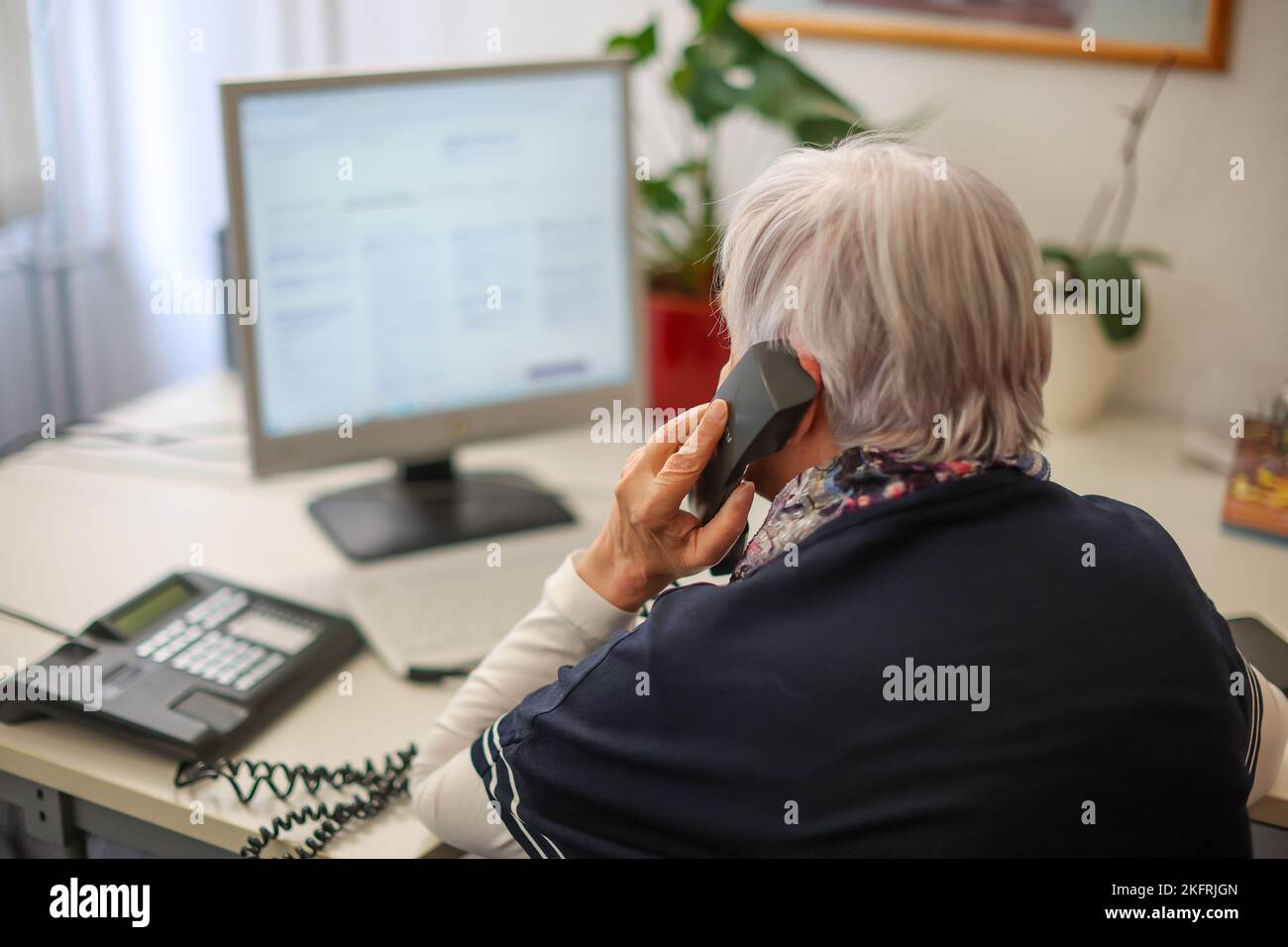 Halle, Deutschland. 15.. November 2022. Ulrike Hänel, Mitarbeiterin der Telefonberatung in Halle (Saale), sitzt an ihrem Schreibtisch. Corona, Krieg und Inflation haben auch die Zahl der Menschen erhöht, die Hilfe bei der Telefonberatung suchen. In Sachsen-Anhalt gibt es manchmal Wartezeiten. Die Themen konzentrieren sich nun mehr auf existenzielle Angst wegen der Kostenexplosion und Corona. (To dpa: 'Telefonberatung: Mehr Anrufer mit Angst vor Krisen') Kredit: Jan Woitas/dpa/Alamy Live News Stockfoto