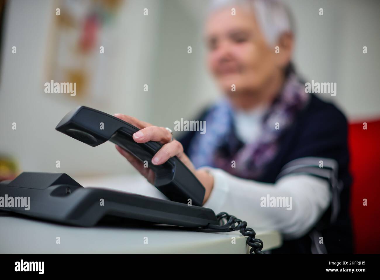 Halle, Deutschland. 15.. November 2022. Ulrike Hänel, Mitarbeiterin der Telefonberatung in Halle (Saale), sitzt an ihrem Schreibtisch. Corona, Krieg und Inflation haben auch die Zahl der Menschen erhöht, die Hilfe bei der Telefonberatung suchen. In Sachsen-Anhalt gibt es manchmal Wartezeiten. Die Themen konzentrieren sich nun mehr auf existenzielle Angst wegen der Kostenexplosion und Corona. (To dpa: 'Telefonberatung: Mehr Anrufer mit Angst vor Krisen') Kredit: Jan Woitas/dpa/Alamy Live News Stockfoto