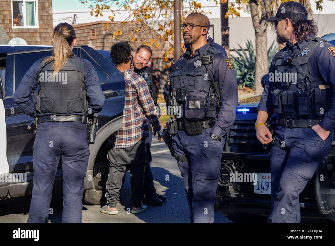 Berkeley, Usa. 19.. November 2022. Der Verdächtige wurde von der Polizei verhaftet. Ein Verdächtiger einer Verkehrsverletzung wurde von sieben Polizeifahrzeugen überfahren und von der Polizeibehörde von Berkeley verhaftet. (Foto von Michael Ho Wai Lee/SOPA Images/Sipa USA) Quelle: SIPA USA/Alamy Live News Stockfoto