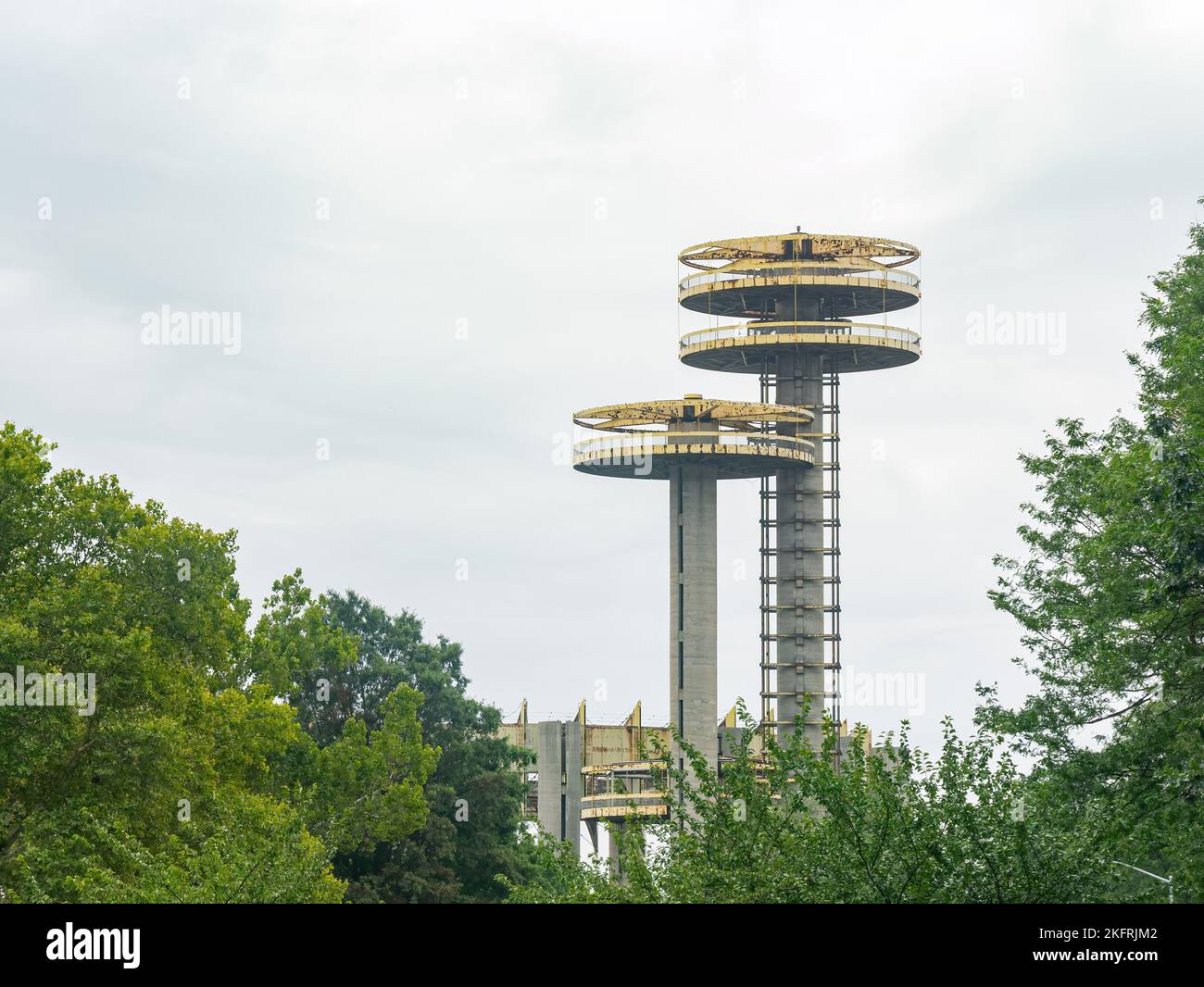Bedeckter Blick auf die Aussichtstürme des New York State Pavilion in New York Stockfoto