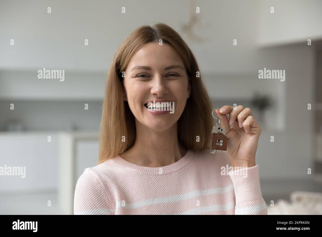 Schöne Frau posiert häusliche Zimmer mit Haufen Schlüssel Stockfoto