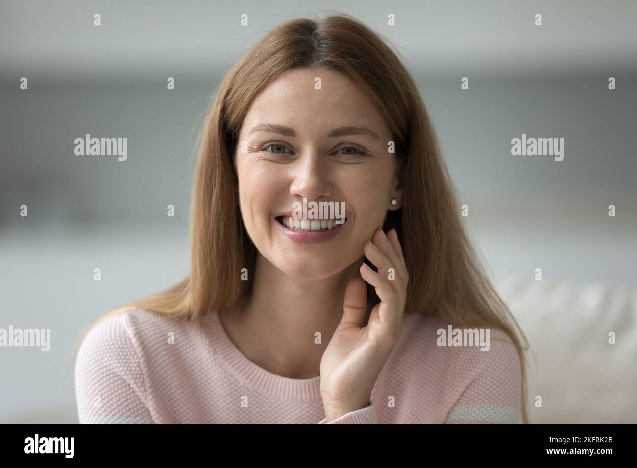 Kopfaufnahme Porträt der schönen jungen Frau Stockfoto