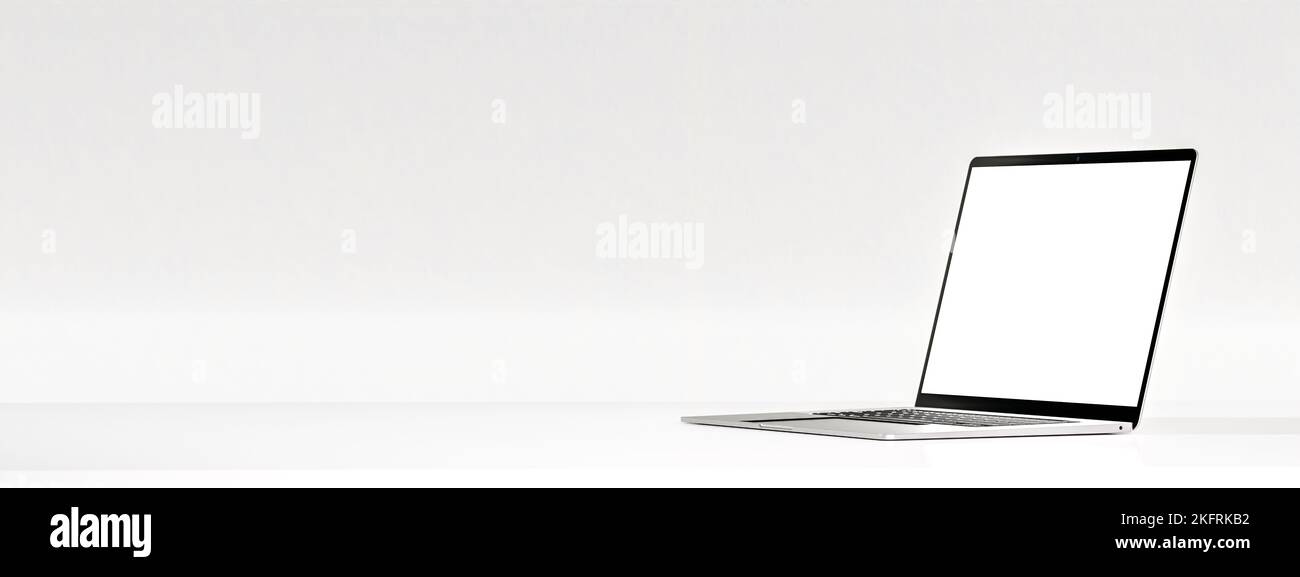 Laptop mit leerem Bildschirm auf weißem Tisch an weißer Wand. Seitenansicht des Laptops mit weißem, leerem Bildschirm. Moderner Computer-Laptop auf weißem Hintergrund f Stockfoto