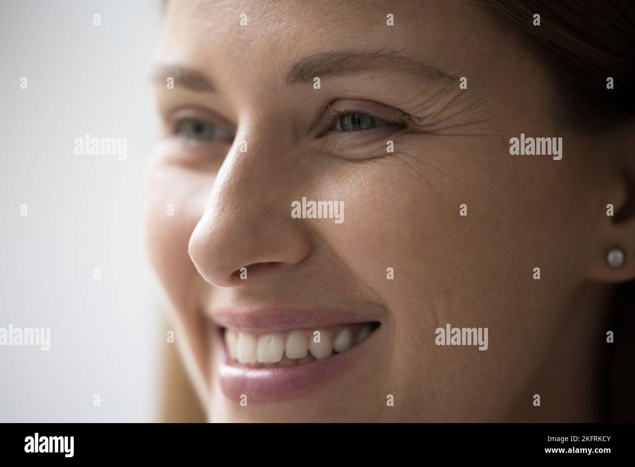 Beschnittene Nahaufnahme des weiblichen Gesichts Stockfoto