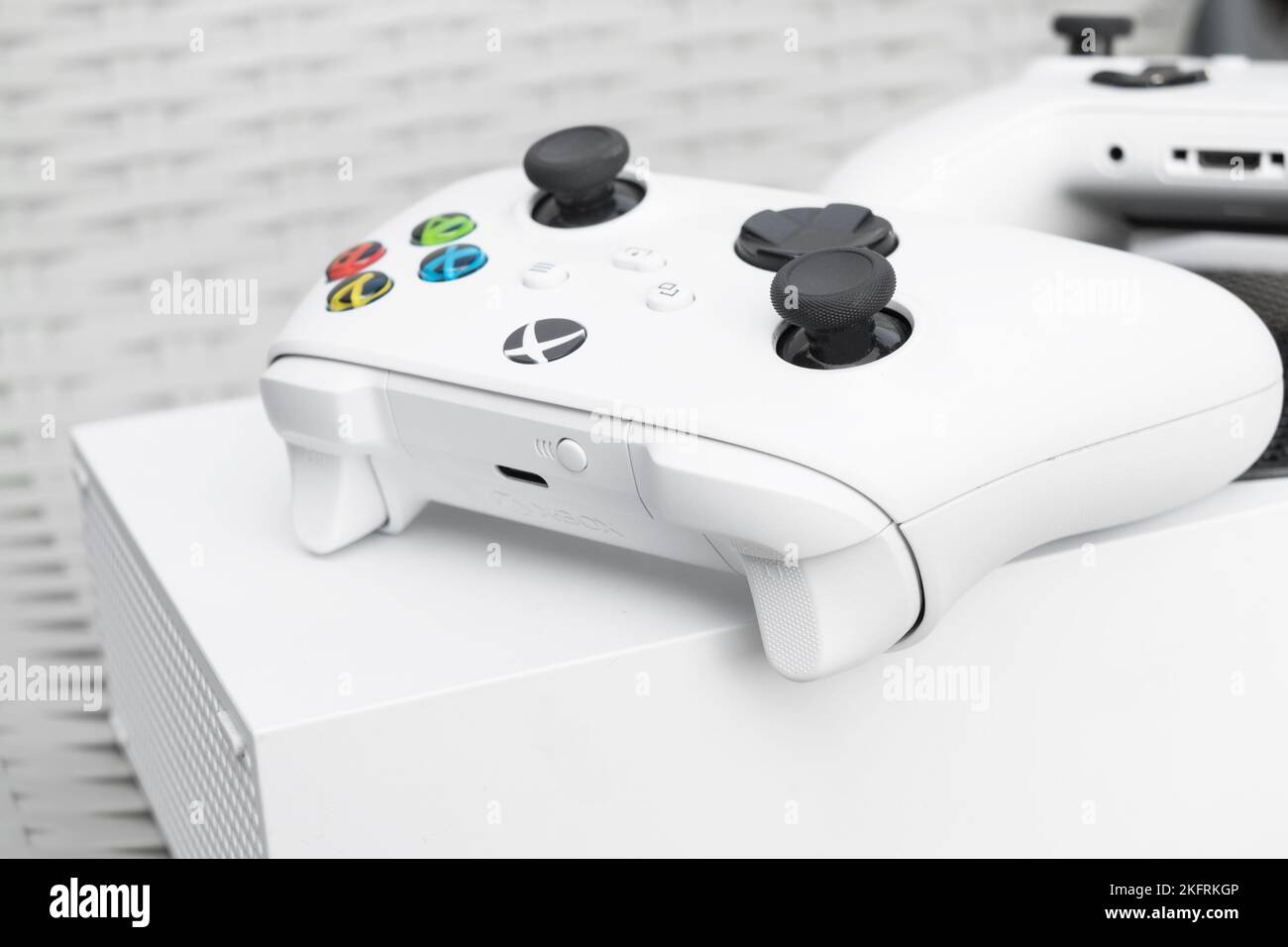 Erevan, Armenien, 12. November 2022: Drahtloser Gamepad-Joystick und Xbox-Konsole mit Xbox-Logo. Stockfoto