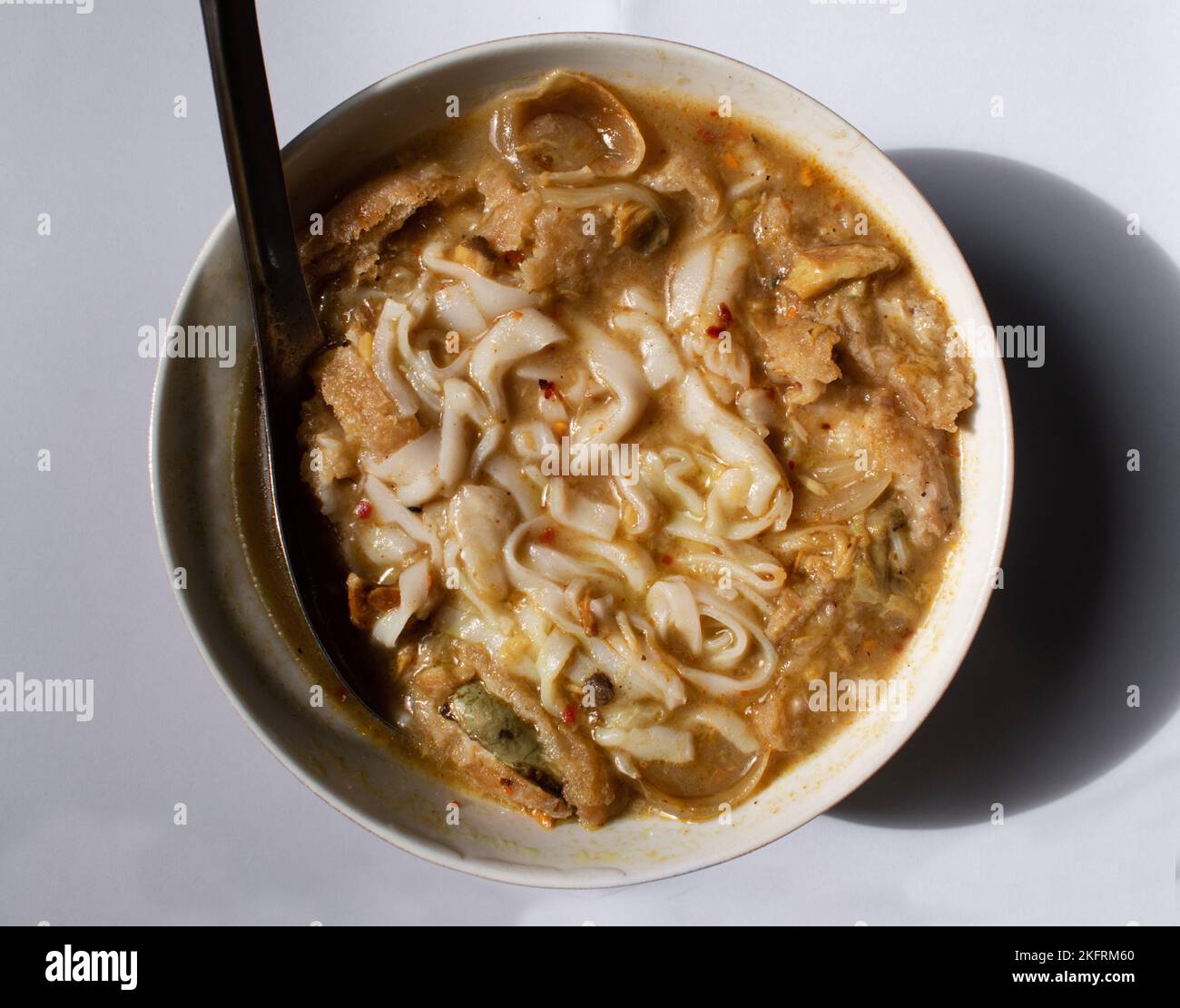 Myanmar traditionelle oder klassische weiße flache Nudelfischsuppe namens Khauk SWE. Nahaufnahme. Stockfoto