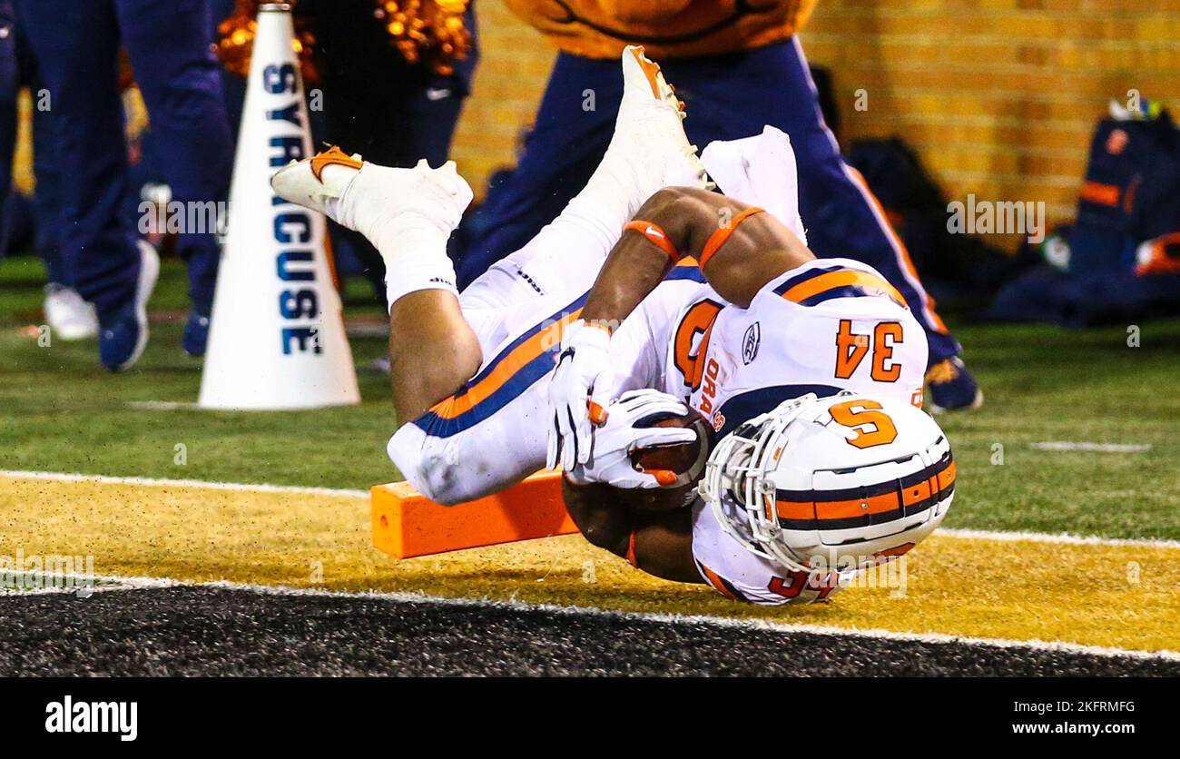 19. November 2022: Sean Tucker (34), Zweitwerk der Syracuse University, trifft auf den Pylon für einen Touchdown. NCAA Fußballspiel zwischen der Syracuse University und dem Wake Forest im Truist Field in Winston-Salem, North Carolina. David Beach/CSM Stockfoto