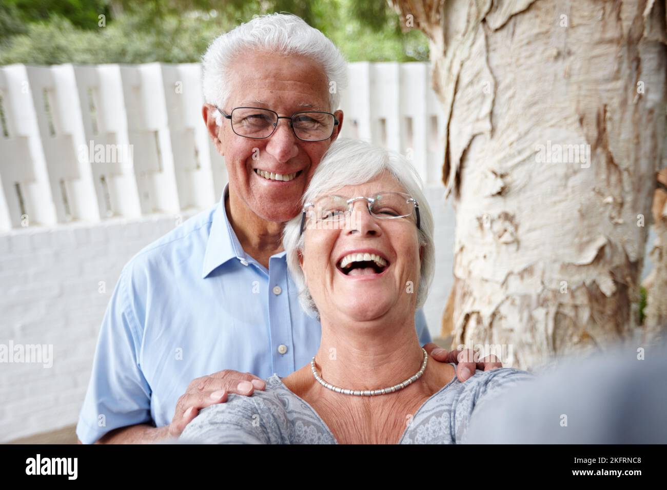 Wenn Liebe nicht Wahnsinn ist, dann nicht Liebe. Ein älteres Paar posiert für ein Selfie. Stockfoto