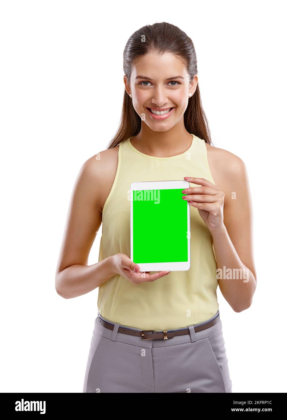 Seht es Euch an. Studioaufnahme einer schönen jungen Frau, die ein digitales Tablet mit einem Chroma-Key-Bildschirm vor einem weißen Hintergrund hochhält. Stockfoto