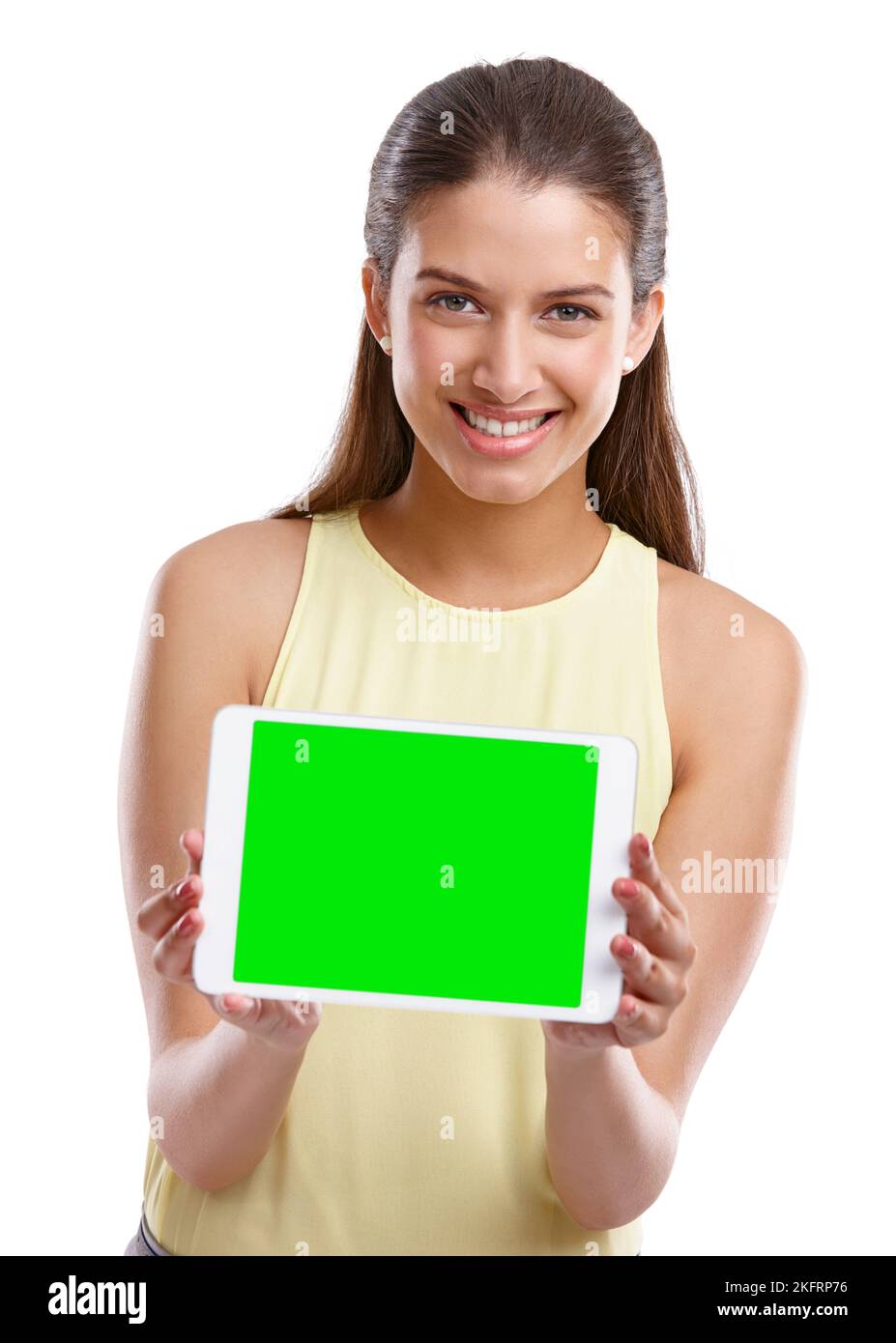 Schauen Sie sich meine Homepage an. Studioaufnahme einer schönen jungen Frau, die ein digitales Tablet mit einem Chroma-Key-Bildschirm vor einem weißen Hintergrund hochhält. Stockfoto