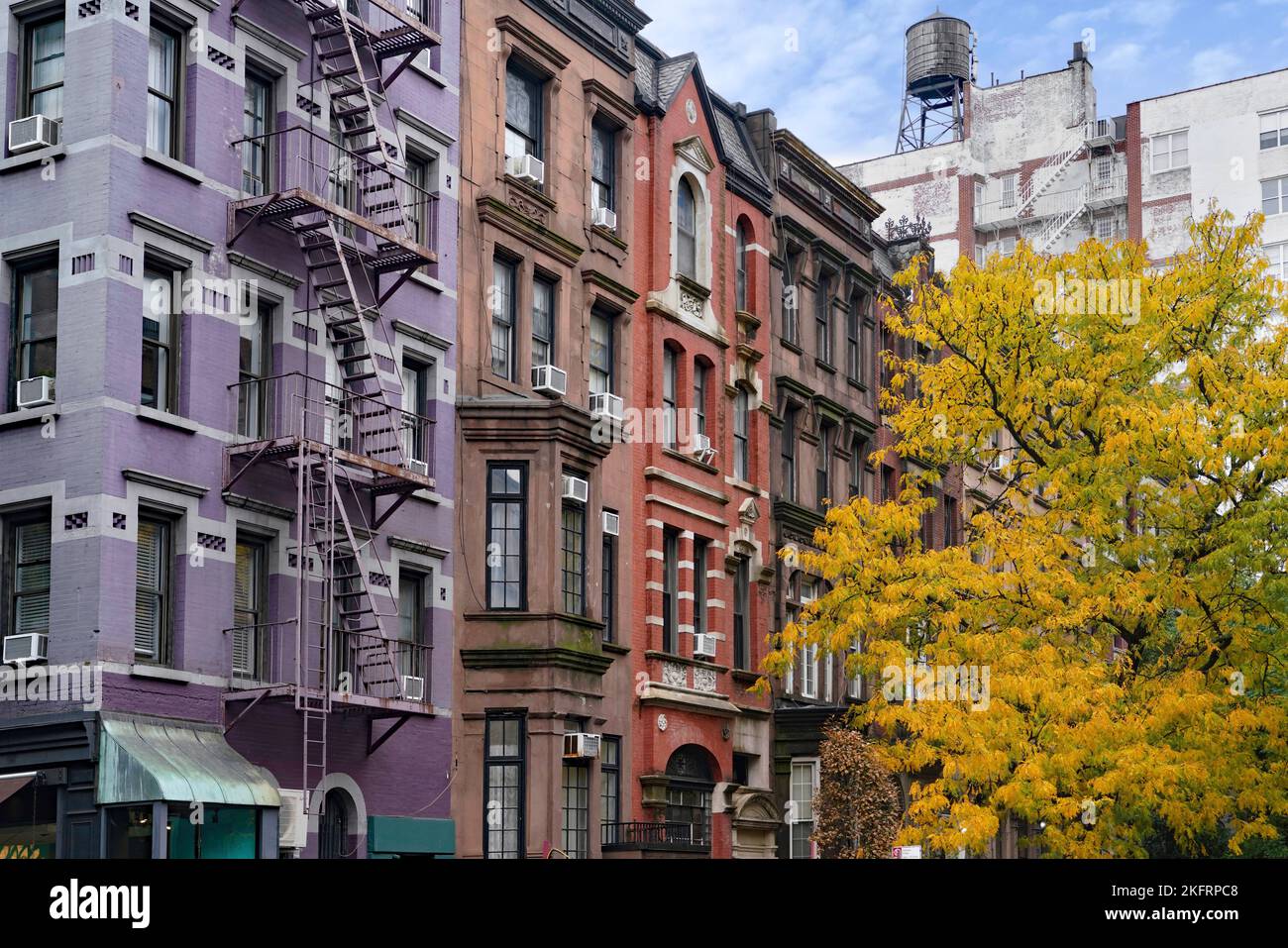 New York Street mit einer Reihe von bunten alten Wohnhäusern Stockfoto