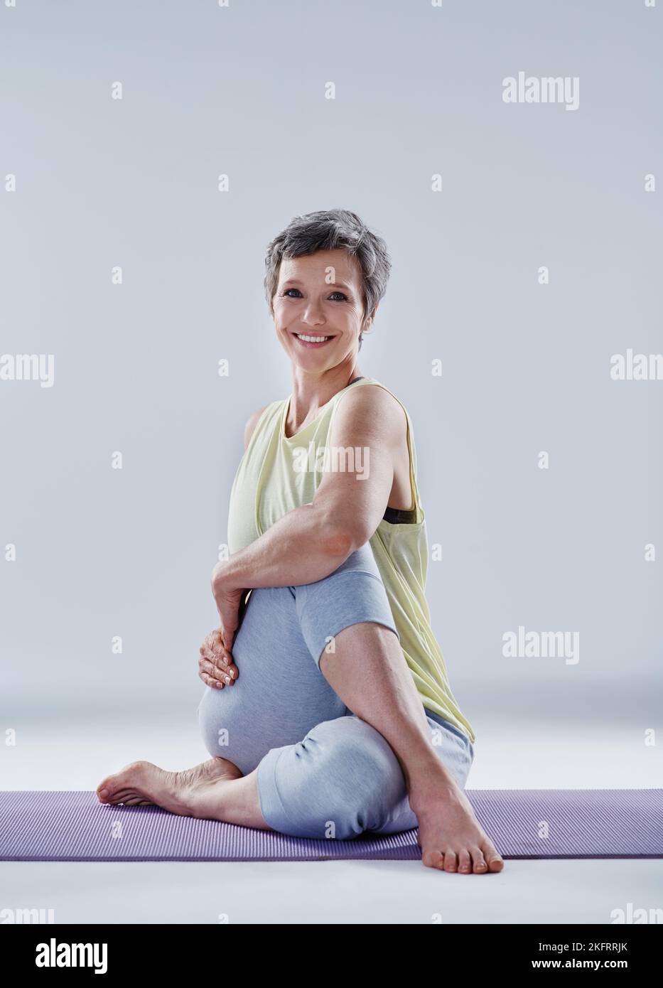 Nur noch ein paar Strecken. Ganzkörperportrait einer attraktiven Frau, die sich vor dem Yoga dehnt. Stockfoto