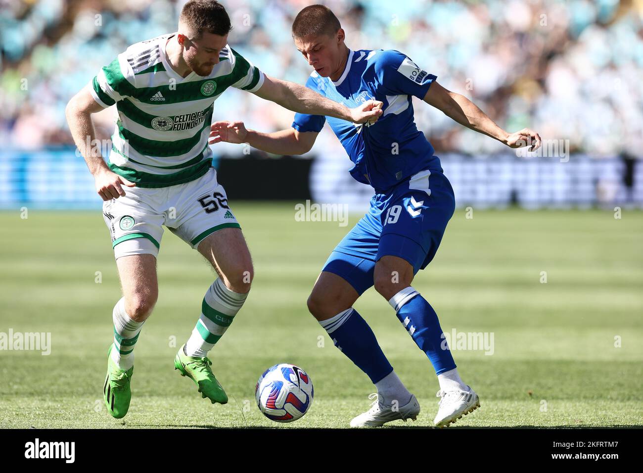 Sydney, Australien. 20.. November 2022. Vitalii Mykolenko aus Everton wird mit Anthony Ralston vom Celtic FC während des Sydney Super Cup Spiels Celtic gegen Everton im Accor Stadium, Sydney, Australien, 20.. November 2022 (Foto von Patrick Hoelscher/News Images) in Sydney, Australien, am 11/20/2022 gesehen. (Foto von Patrick Hoelscher/News Images/Sipa USA) Quelle: SIPA USA/Alamy Live News Stockfoto