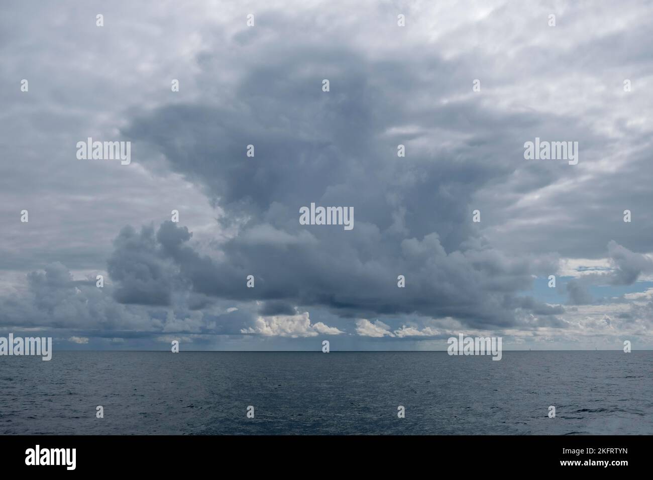 Dramatischer Wolkenhimmel über der Nordsee, Deutschland, Europa Stockfoto