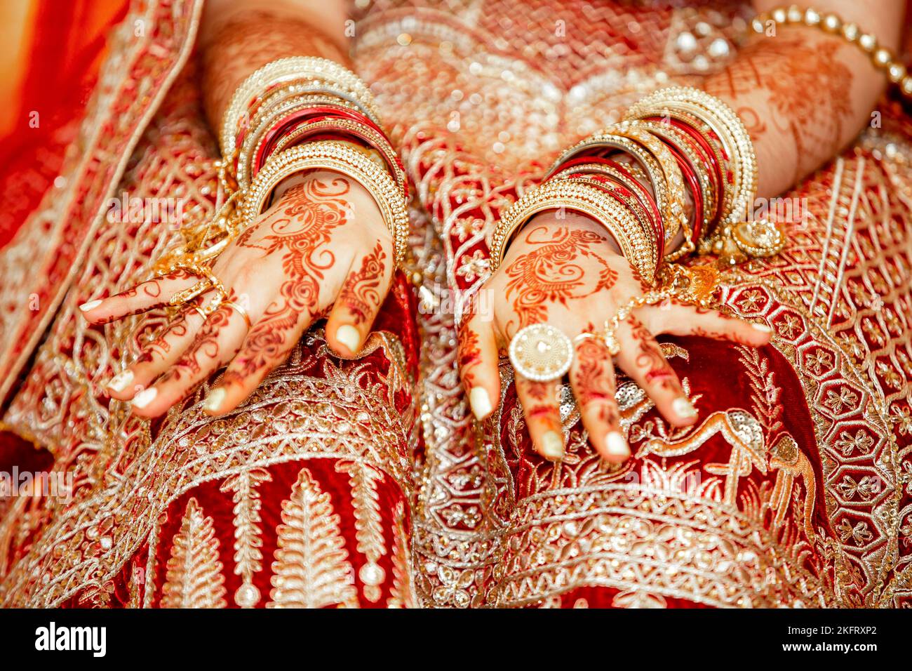 Traditioneller Brautschmuck und Henna-Dekoration auf den Händen der hinduistischen Braut an ihrem Hochzeitstag, Mauritius, Afrika Stockfoto