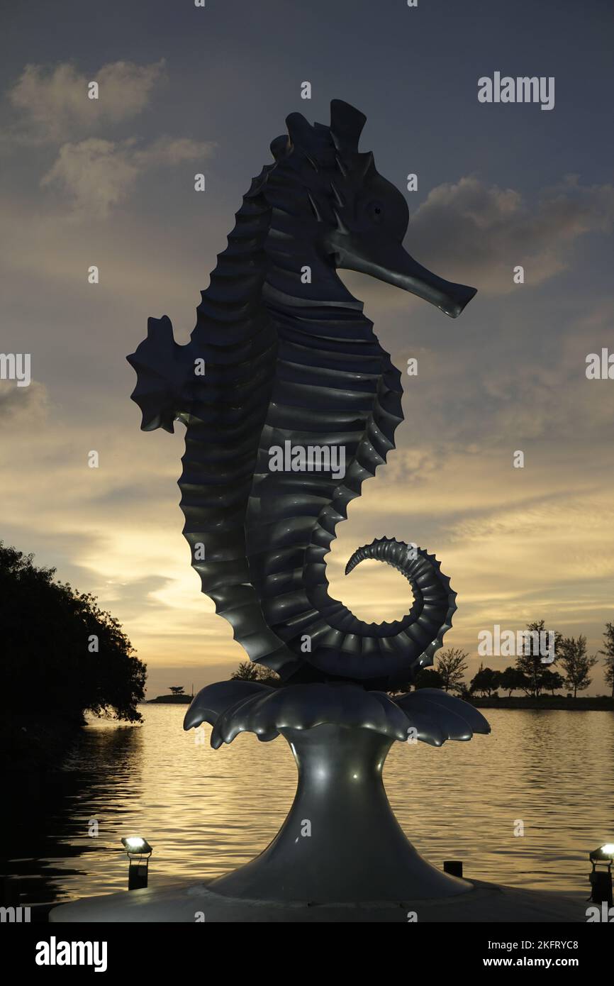 seepferdchen-Statue aus Stahl, Wahrzeichen an der Miri Waterfront am Abend Stockfoto