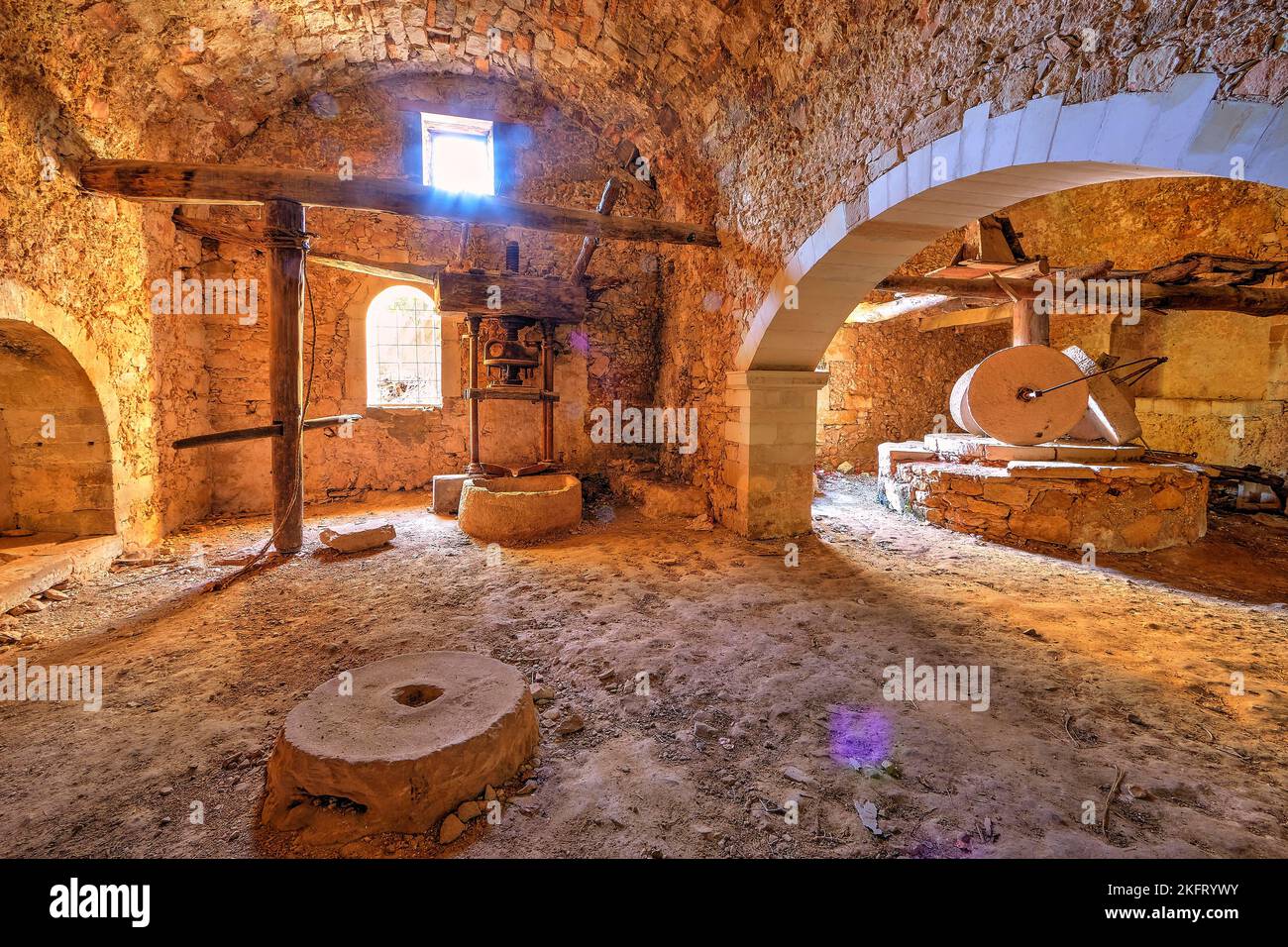 Oliven (olivae), Olivenölfabrik, Olivenölmühle, alte Olivenmühle, alte Wandgewölbe, Mühlsteine, Fenster, Hintergrundbeleuchtung, Gavalochori, Drapanon Peninsula, Cr Stockfoto