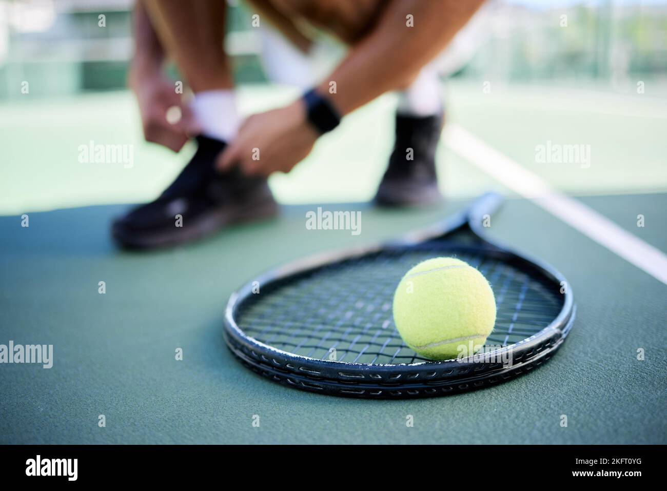 Tennisball, Schläger und Herren-Krawatte-Schuhe auf dem Tennisplatz, die sich auf Wettkampf, Spiel oder Spiel vorbereiten. Bewegung, Fitness und Tennisspieler machen sich bereit für Stockfoto